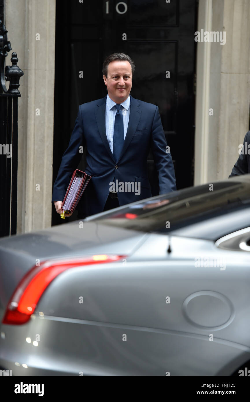 Downing Street, London, UK. 16. März 2016. Premierminister David Cameron verlässt Downing Street vor 2016 Budget Credit: Alan West/Alamy Live News Stockfoto