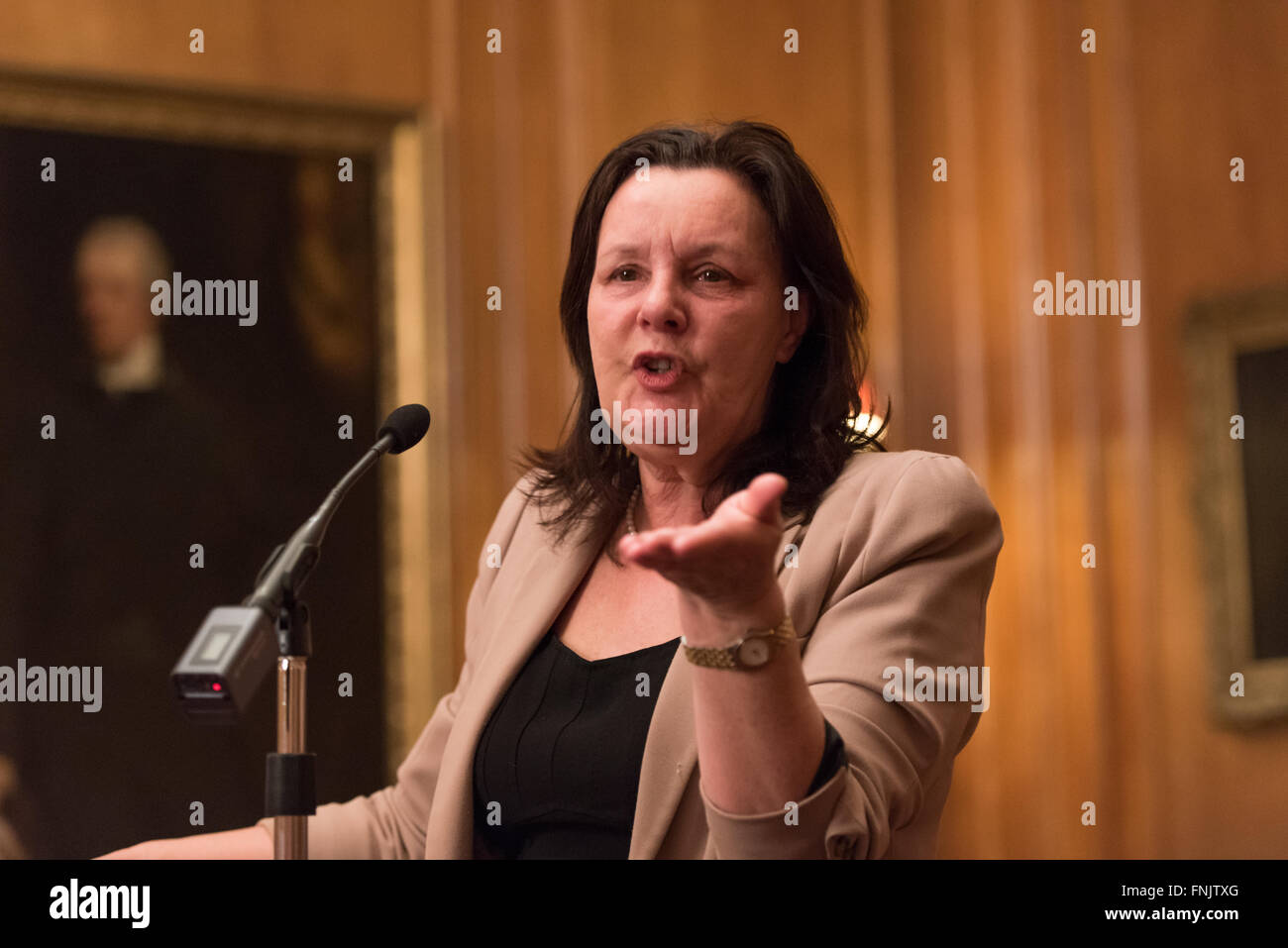 London, UK. 15. März 2016. Dame Sally Coates die National Education Trust der 10. jährlichen Vortrag im Inner Temple in London. Ihr Thema war Schulverbesserung aber auch sprach sie über ihre Überprüfung der Gefängnis-Bildung, im Auftrag von Lord Chancellor, Michael Gove, die voraussichtlich bald melden. Sie sagte, dass Premierminister David Cameron gesagt hatte, er würde alle ihre Empfehlungen akzeptieren. © Gary Eason/Alamy Live News Bildnachweis: Gary Eason/Alamy Live-Nachrichten Stockfoto