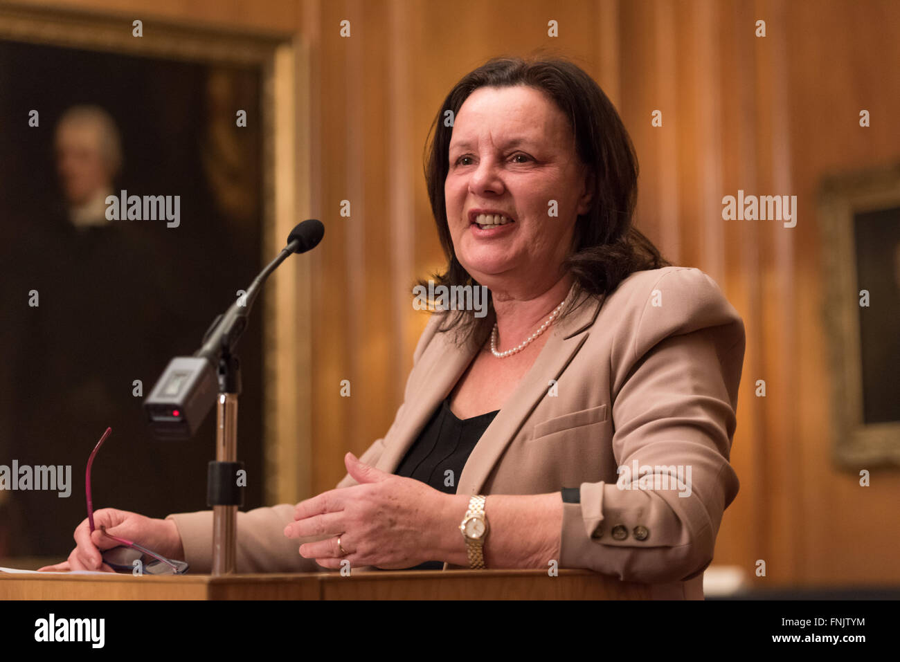 London, UK. 15. März 2016. Dame Sally Coates die National Education Trust der 10. jährlichen Vortrag im Inner Temple in London. Ihr Thema war Schulverbesserung aber auch sprach sie über ihre Überprüfung der Gefängnis-Bildung, im Auftrag von Lord Chancellor, Michael Gove, die voraussichtlich bald melden. Sie sagte, dass Premierminister David Cameron gesagt hatte, er würde alle ihre Empfehlungen akzeptieren. © Gary Eason/Alamy Live News Bildnachweis: Gary Eason/Alamy Live-Nachrichten Stockfoto