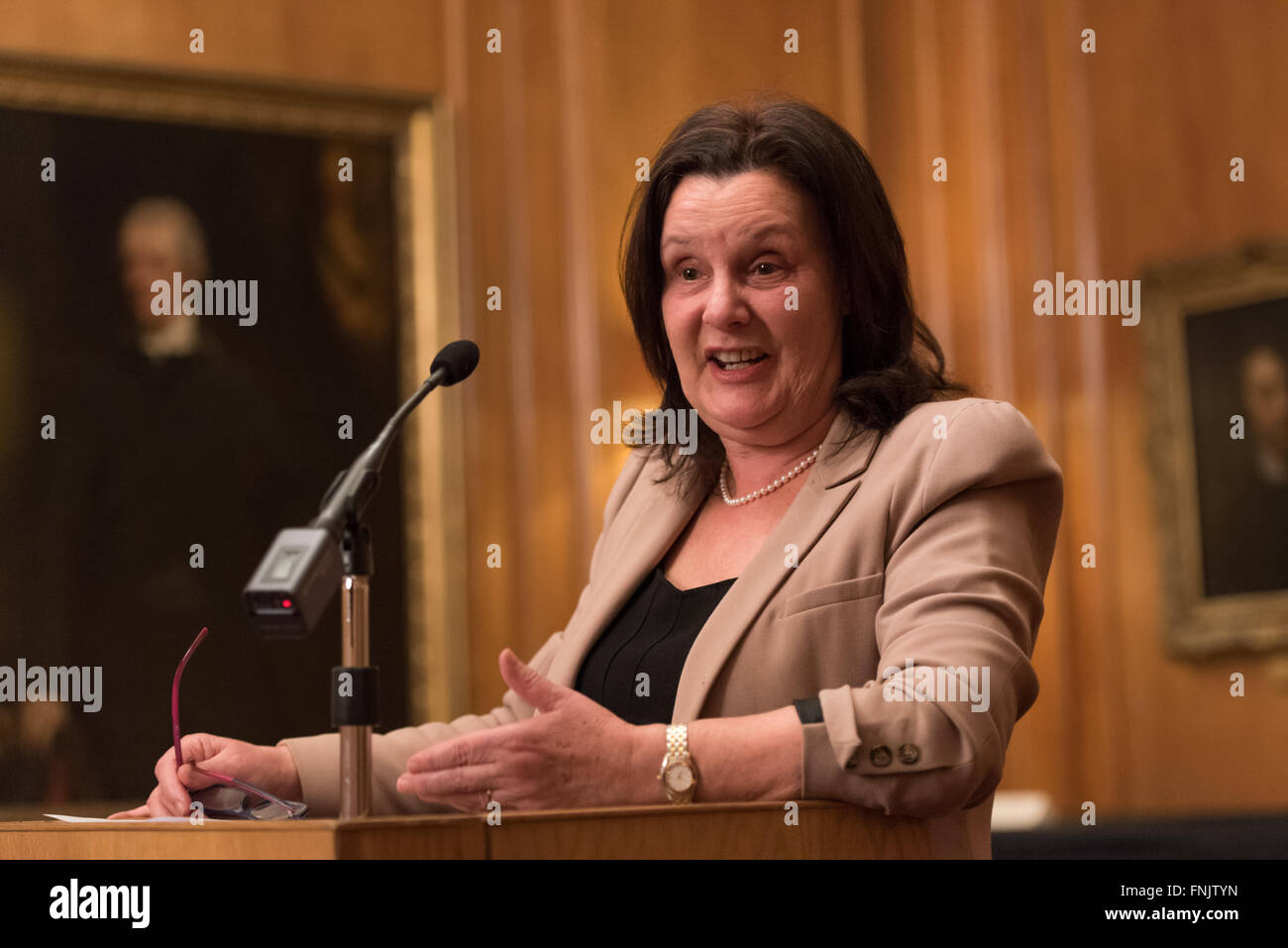 London, UK. 15. März 2016. Dame Sally Coates die National Education Trust der 10. jährlichen Vortrag im Inner Temple in London. Ihr Thema war Schulverbesserung aber auch sprach sie über ihre Überprüfung der Gefängnis-Bildung, im Auftrag von Lord Chancellor, Michael Gove, die voraussichtlich bald melden. Sie sagte, dass Premierminister David Cameron gesagt hatte, er würde alle ihre Empfehlungen akzeptieren. © Gary Eason/Alamy Live News Bildnachweis: Gary Eason/Alamy Live-Nachrichten Stockfoto