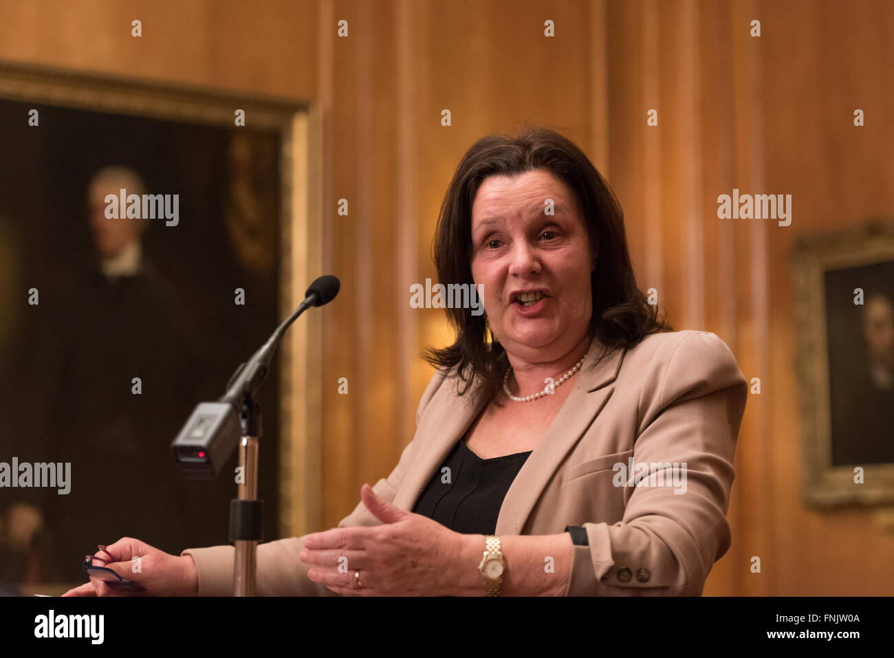 London, UK. 15. März 2016. Dame Sally Coates die National Education Trust der 10. jährlichen Vortrag im Inner Temple in London. Ihr Thema war Schulverbesserung aber auch sprach sie über ihre Überprüfung der Gefängnis-Bildung, im Auftrag von Lord Chancellor, Michael Gove, die voraussichtlich bald melden. Sie sagte, dass Premierminister David Cameron gesagt hatte, er würde alle ihre Empfehlungen akzeptieren. © Gary Eason/Alamy Live News Bildnachweis: Gary Eason/Alamy Live-Nachrichten Stockfoto