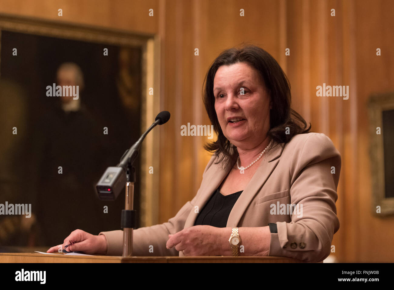 London, UK. 15. März 2016. Dame Sally Coates die National Education Trust der 10. jährlichen Vortrag im Inner Temple in London. Ihr Thema war Schulverbesserung aber auch sprach sie über ihre Überprüfung der Gefängnis-Bildung, im Auftrag von Lord Chancellor, Michael Gove, die voraussichtlich bald melden. Sie sagte, dass Premierminister David Cameron gesagt hatte, er würde alle ihre Empfehlungen akzeptieren. © Gary Eason/Alamy Live News Bildnachweis: Gary Eason/Alamy Live-Nachrichten Stockfoto