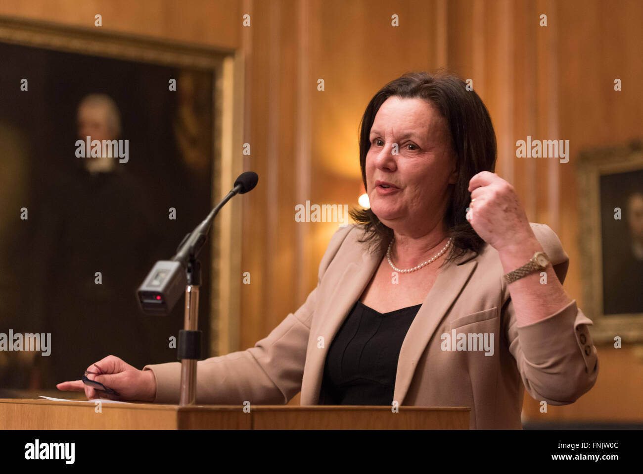 London, UK. 15. März 2016. Dame Sally Coates die National Education Trust der 10. jährlichen Vortrag im Inner Temple in London. Ihr Thema war Schulverbesserung aber auch sprach sie über ihre Überprüfung der Gefängnis-Bildung, im Auftrag von Lord Chancellor, Michael Gove, die voraussichtlich bald melden. Sie sagte, dass Premierminister David Cameron gesagt hatte, er würde alle ihre Empfehlungen akzeptieren. © Gary Eason/Alamy Live News Bildnachweis: Gary Eason/Alamy Live-Nachrichten Stockfoto