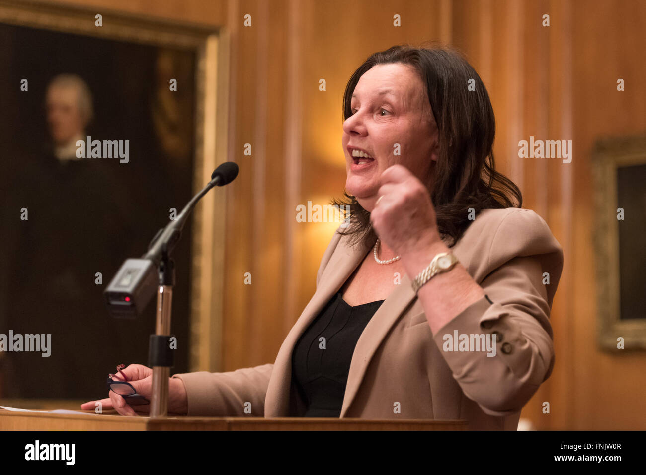 London, UK. 15. März 2016. Dame Sally Coates die National Education Trust der 10. jährlichen Vortrag im Inner Temple in London. Ihr Thema war Schulverbesserung aber auch sprach sie über ihre Überprüfung der Gefängnis-Bildung, im Auftrag von Lord Chancellor, Michael Gove, die voraussichtlich bald melden. Sie sagte, dass Premierminister David Cameron gesagt hatte, er würde alle ihre Empfehlungen akzeptieren. © Gary Eason/Alamy Live News Bildnachweis: Gary Eason/Alamy Live-Nachrichten Stockfoto