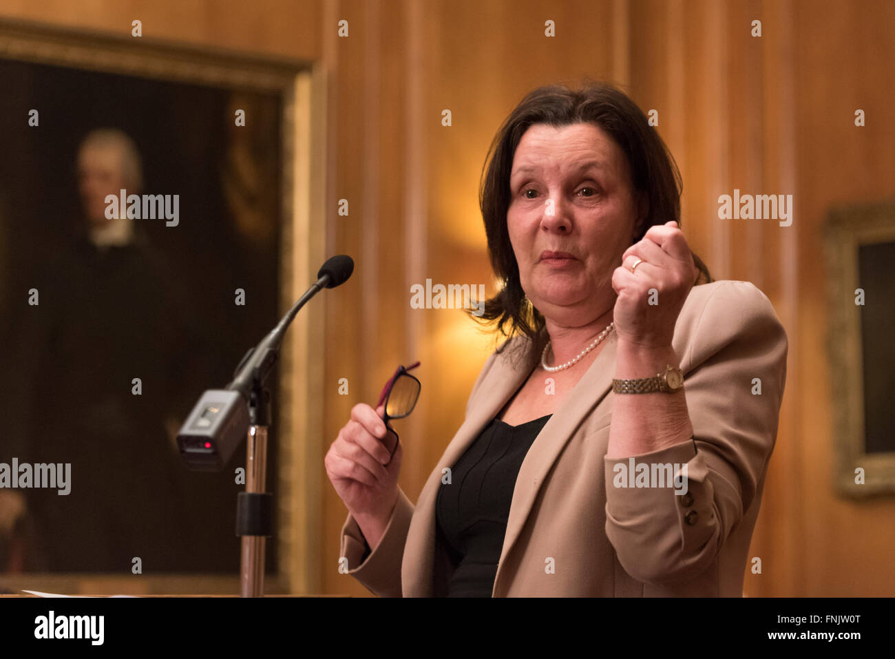 London, UK. 15. März 2016. Dame Sally Coates die National Education Trust der 10. jährlichen Vortrag im Inner Temple in London. Ihr Thema war Schulverbesserung aber auch sprach sie über ihre Überprüfung der Gefängnis-Bildung, im Auftrag von Lord Chancellor, Michael Gove, die voraussichtlich bald melden. Sie sagte, dass Premierminister David Cameron gesagt hatte, er würde alle ihre Empfehlungen akzeptieren. © Gary Eason/Alamy Live News Bildnachweis: Gary Eason/Alamy Live-Nachrichten Stockfoto