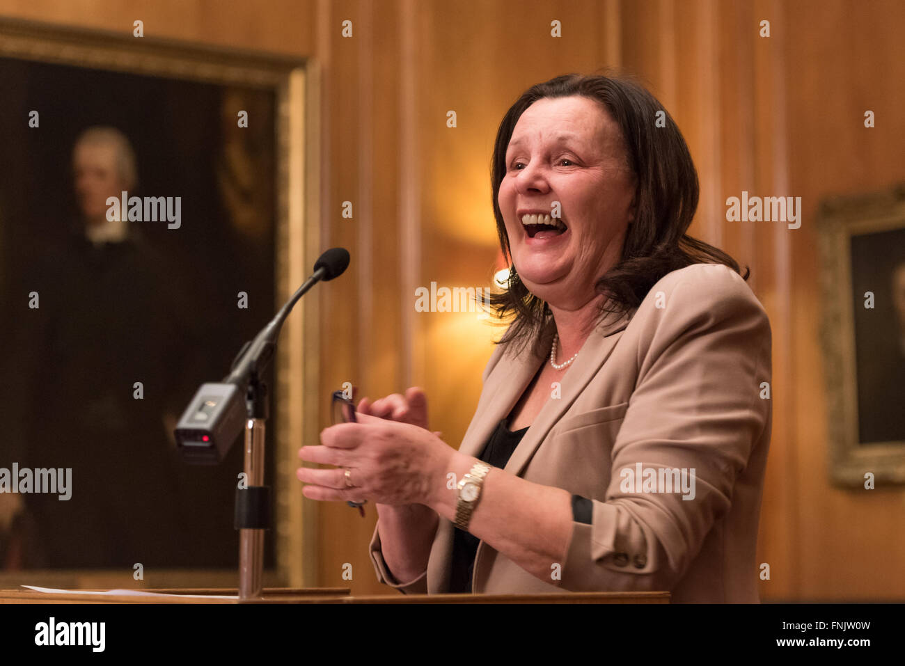 London, UK. 15. März 2016. Dame Sally Coates die National Education Trust der 10. jährlichen Vortrag im Inner Temple in London. Ihr Thema war Schulverbesserung aber auch sprach sie über ihre Überprüfung der Gefängnis-Bildung, im Auftrag von Lord Chancellor, Michael Gove, die voraussichtlich bald melden. Sie sagte, dass Premierminister David Cameron gesagt hatte, er würde alle ihre Empfehlungen akzeptieren. © Gary Eason/Alamy Live News Bildnachweis: Gary Eason/Alamy Live-Nachrichten Stockfoto