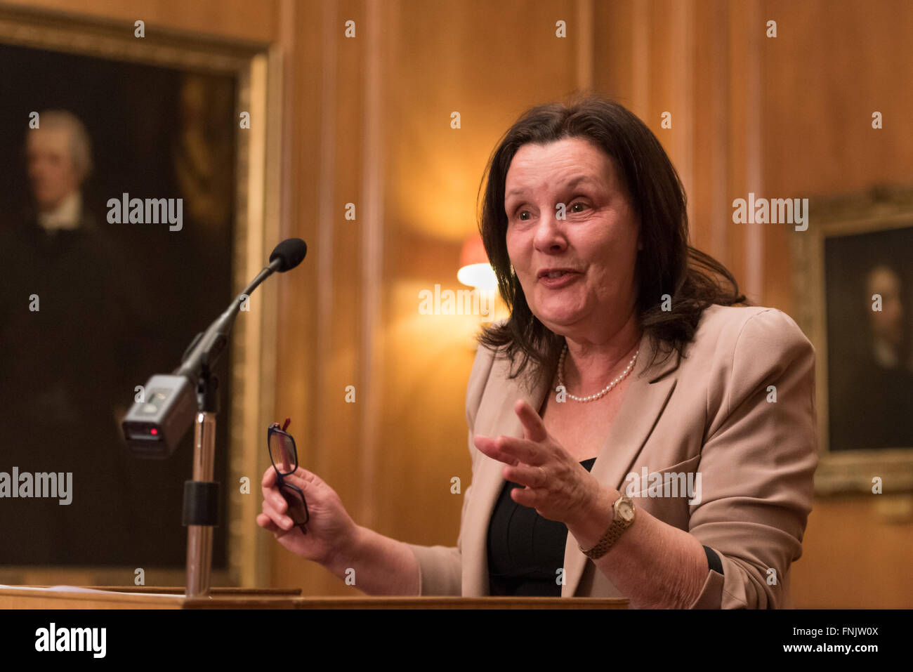 London, UK. 15. März 2016. Dame Sally Coates die National Education Trust der 10. jährlichen Vortrag im Inner Temple in London. Ihr Thema war Schulverbesserung aber auch sprach sie über ihre Überprüfung der Gefängnis-Bildung, im Auftrag von Lord Chancellor, Michael Gove, die voraussichtlich bald melden. Sie sagte, dass Premierminister David Cameron gesagt hatte, er würde alle ihre Empfehlungen akzeptieren. © Gary Eason/Alamy Live News Bildnachweis: Gary Eason/Alamy Live-Nachrichten Stockfoto