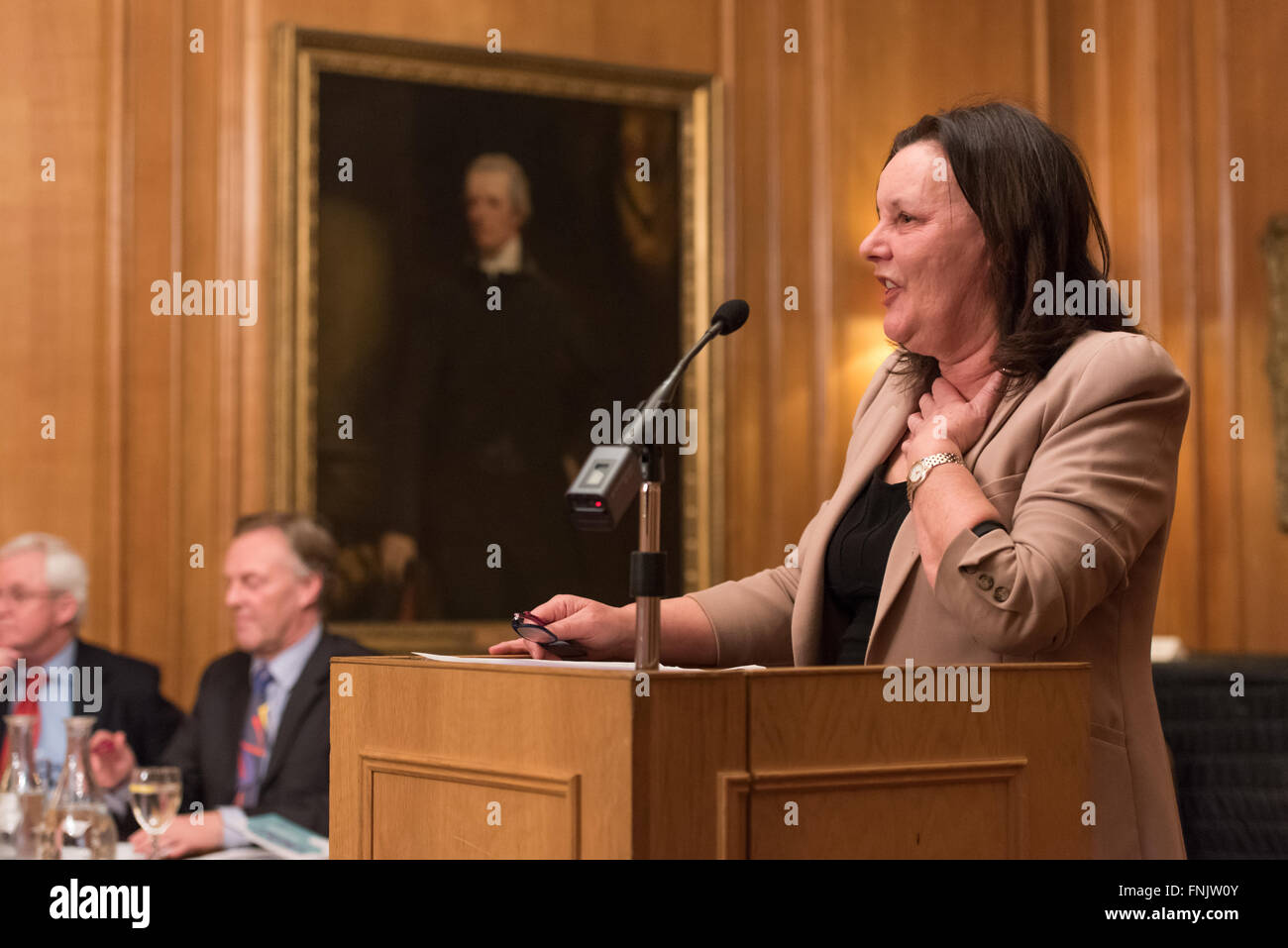 London, UK. 15. März 2016. Dame Sally Coates die National Education Trust der 10. jährlichen Vortrag im Inner Temple in London. Ihr Thema war Schulverbesserung aber auch sprach sie über ihre Überprüfung der Gefängnis-Bildung, im Auftrag von Lord Chancellor, Michael Gove, die voraussichtlich bald melden. Sie sagte, dass Premierminister David Cameron gesagt hatte, er würde alle ihre Empfehlungen akzeptieren. © Gary Eason/Alamy Live News Bildnachweis: Gary Eason/Alamy Live-Nachrichten Stockfoto