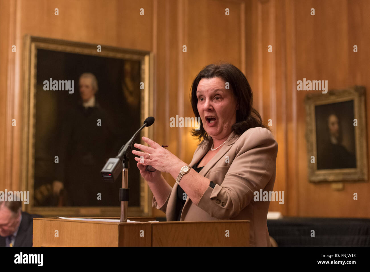 London, UK. 15. März 2016. Dame Sally Coates die National Education Trust der 10. jährlichen Vortrag im Inner Temple in London. Ihr Thema war Schulverbesserung aber auch sprach sie über ihre Überprüfung der Gefängnis-Bildung, im Auftrag von Lord Chancellor, Michael Gove, die voraussichtlich bald melden. Sie sagte, dass Premierminister David Cameron gesagt hatte, er würde alle ihre Empfehlungen akzeptieren. © Gary Eason/Alamy Live News Bildnachweis: Gary Eason/Alamy Live-Nachrichten Stockfoto