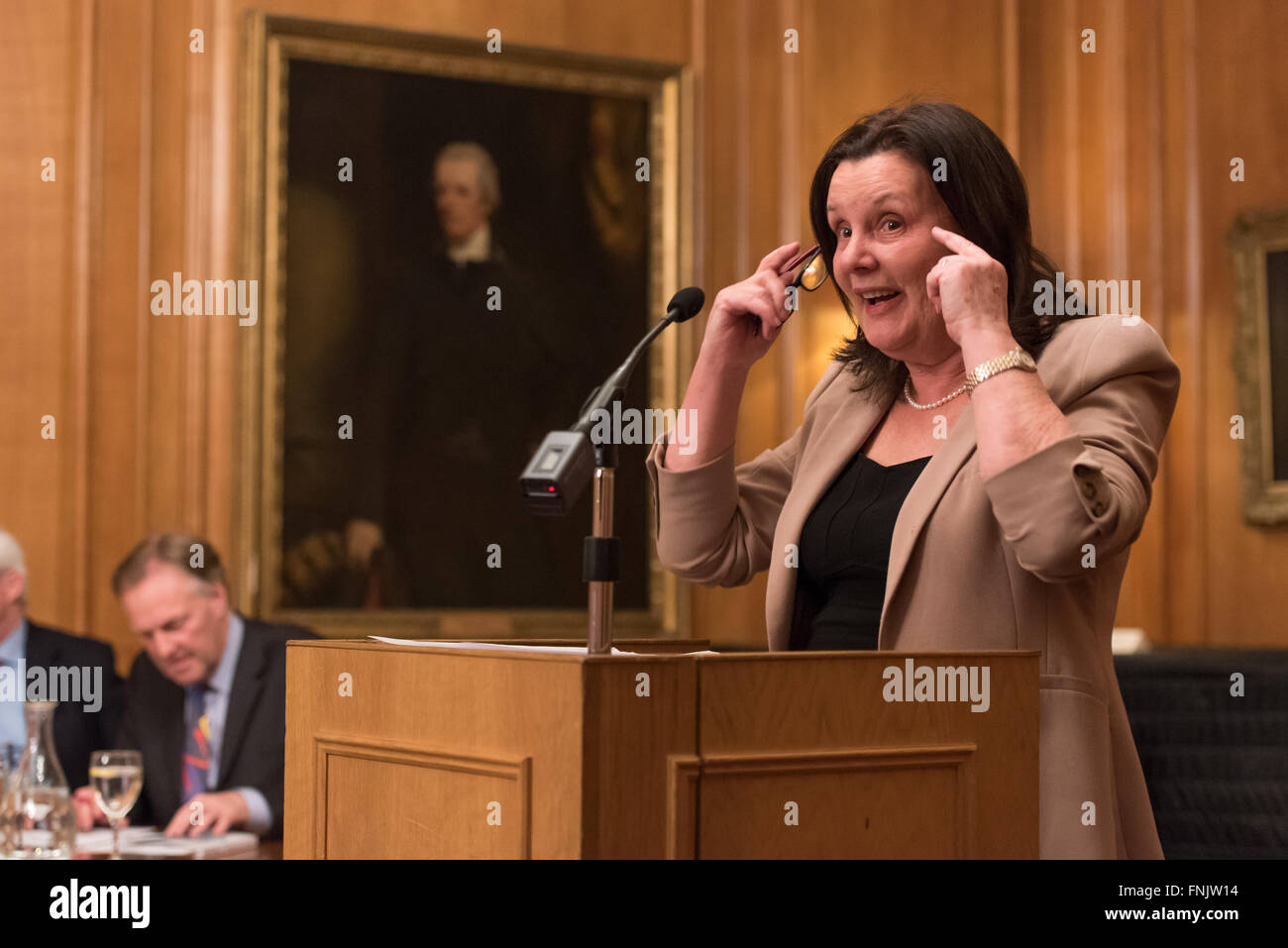 London, UK. 15. März 2016. Dame Sally Coates die National Education Trust der 10. jährlichen Vortrag im Inner Temple in London. Ihr Thema war Schulverbesserung aber auch sprach sie über ihre Überprüfung der Gefängnis-Bildung, im Auftrag von Lord Chancellor, Michael Gove, die voraussichtlich bald melden. Sie sagte, dass Premierminister David Cameron gesagt hatte, er würde alle ihre Empfehlungen akzeptieren. © Gary Eason/Alamy Live News Bildnachweis: Gary Eason/Alamy Live-Nachrichten Stockfoto