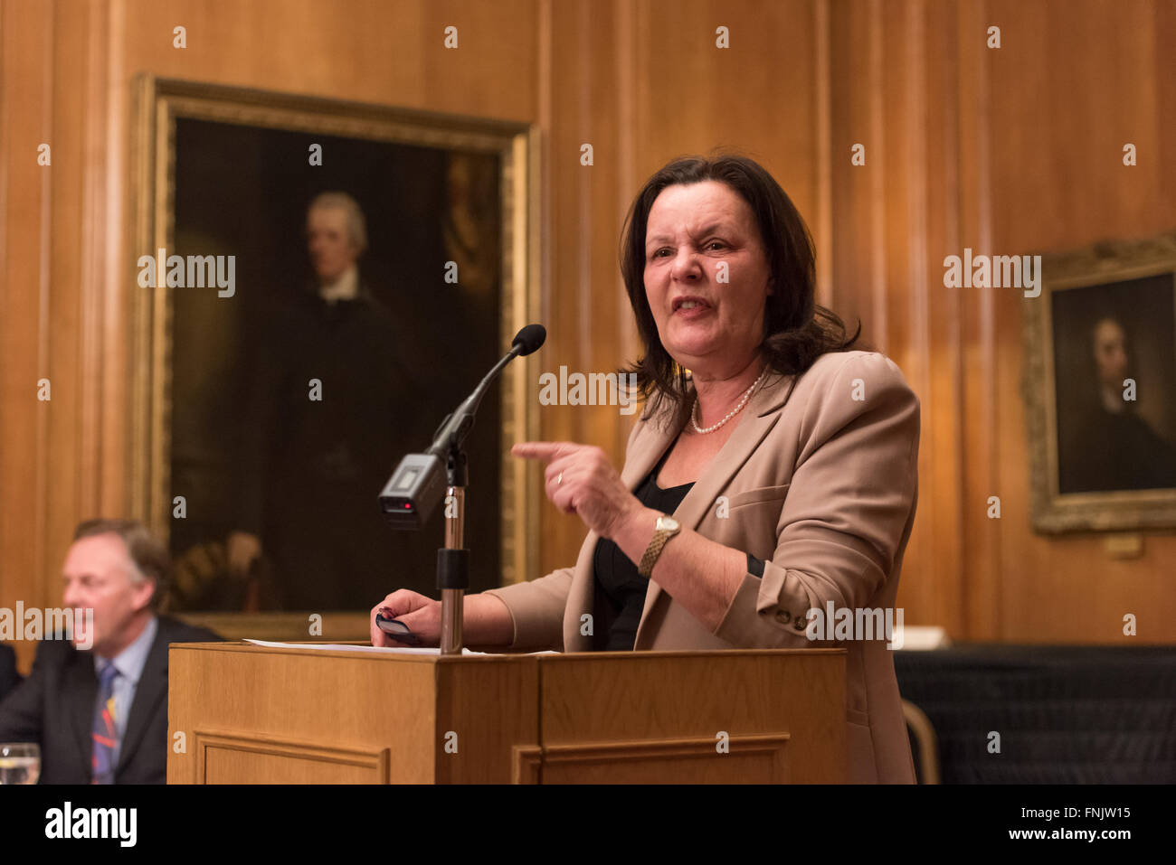 London, UK. 15. März 2016. Dame Sally Coates die National Education Trust der 10. jährlichen Vortrag im Inner Temple in London. Ihr Thema war Schulverbesserung aber auch sprach sie über ihre Überprüfung der Gefängnis-Bildung, im Auftrag von Lord Chancellor, Michael Gove, die voraussichtlich bald melden. Sie sagte, dass Premierminister David Cameron gesagt hatte, er würde alle ihre Empfehlungen akzeptieren. © Gary Eason/Alamy Live News Bildnachweis: Gary Eason/Alamy Live-Nachrichten Stockfoto