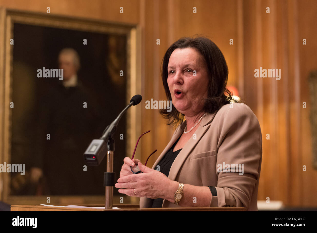 London, UK. 15. März 2016. Dame Sally Coates die National Education Trust der 10. jährlichen Vortrag im Inner Temple in London. Ihr Thema war Schulverbesserung aber auch sprach sie über ihre Überprüfung der Gefängnis-Bildung, im Auftrag von Lord Chancellor, Michael Gove, die voraussichtlich bald melden. Sie sagte, dass Premierminister David Cameron gesagt hatte, er würde alle ihre Empfehlungen akzeptieren. © Gary Eason/Alamy Live News Bildnachweis: Gary Eason/Alamy Live-Nachrichten Stockfoto