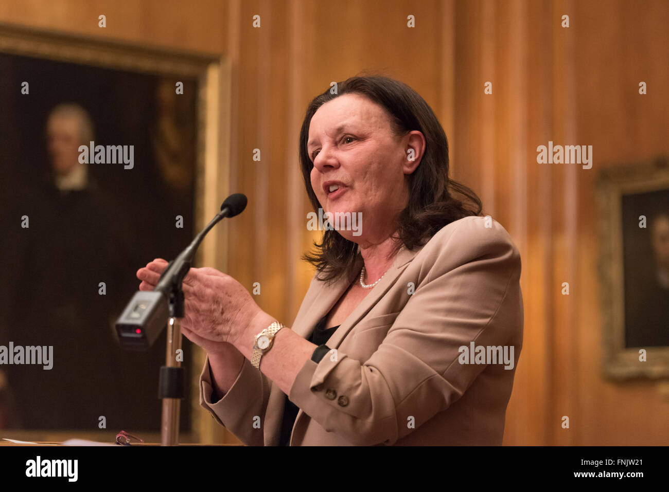 London, UK. 15. März 2016. Dame Sally Coates die National Education Trust der 10. jährlichen Vortrag im Inner Temple in London. Ihr Thema war Schulverbesserung aber auch sprach sie über ihre Überprüfung der Gefängnis-Bildung, im Auftrag von Lord Chancellor, Michael Gove, die voraussichtlich bald melden. Sie sagte, dass Premierminister David Cameron gesagt hatte, er würde alle ihre Empfehlungen akzeptieren. © Gary Eason/Alamy Live News Bildnachweis: Gary Eason/Alamy Live-Nachrichten Stockfoto