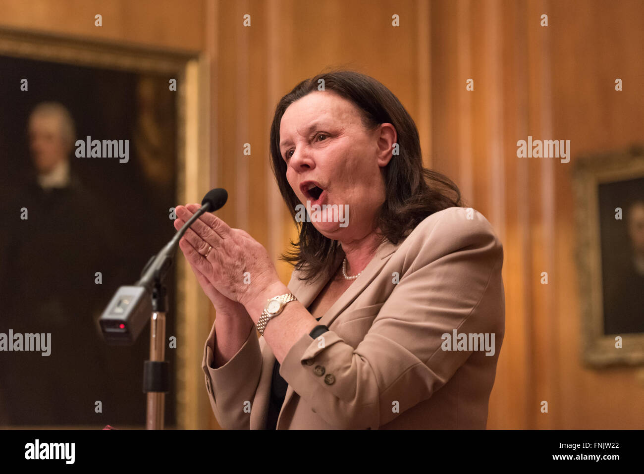 London, UK. 15. März 2016. Dame Sally Coates die National Education Trust der 10. jährlichen Vortrag im Inner Temple in London. Ihr Thema war Schulverbesserung aber auch sprach sie über ihre Überprüfung der Gefängnis-Bildung, im Auftrag von Lord Chancellor, Michael Gove, die voraussichtlich bald melden. Sie sagte, dass Premierminister David Cameron gesagt hatte, er würde alle ihre Empfehlungen akzeptieren. © Gary Eason/Alamy Live News Bildnachweis: Gary Eason/Alamy Live-Nachrichten Stockfoto
