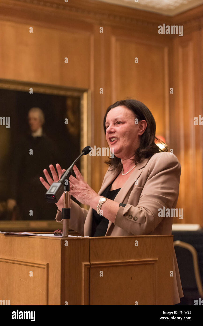 London, UK. 15. März 2016. Dame Sally Coates die National Education Trust der 10. jährlichen Vortrag im Inner Temple in London. Ihr Thema war Schulverbesserung aber auch sprach sie über ihre Überprüfung der Gefängnis-Bildung, im Auftrag von Lord Chancellor, Michael Gove, die voraussichtlich bald melden. Sie sagte, dass Premierminister David Cameron gesagt hatte, er würde alle ihre Empfehlungen akzeptieren. © Gary Eason/Alamy Live News Bildnachweis: Gary Eason/Alamy Live-Nachrichten Stockfoto