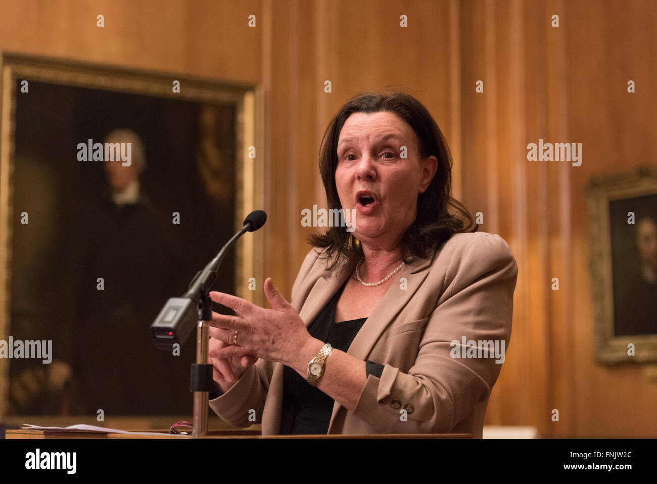 London, UK. 15. März 2016. Dame Sally Coates die National Education Trust der 10. jährlichen Vortrag im Inner Temple in London. Ihr Thema war Schulverbesserung aber auch sprach sie über ihre Überprüfung der Gefängnis-Bildung, im Auftrag von Lord Chancellor, Michael Gove, die voraussichtlich bald melden. Sie sagte, dass Premierminister David Cameron gesagt hatte, er würde alle ihre Empfehlungen akzeptieren. © Gary Eason/Alamy Live News Bildnachweis: Gary Eason/Alamy Live-Nachrichten Stockfoto