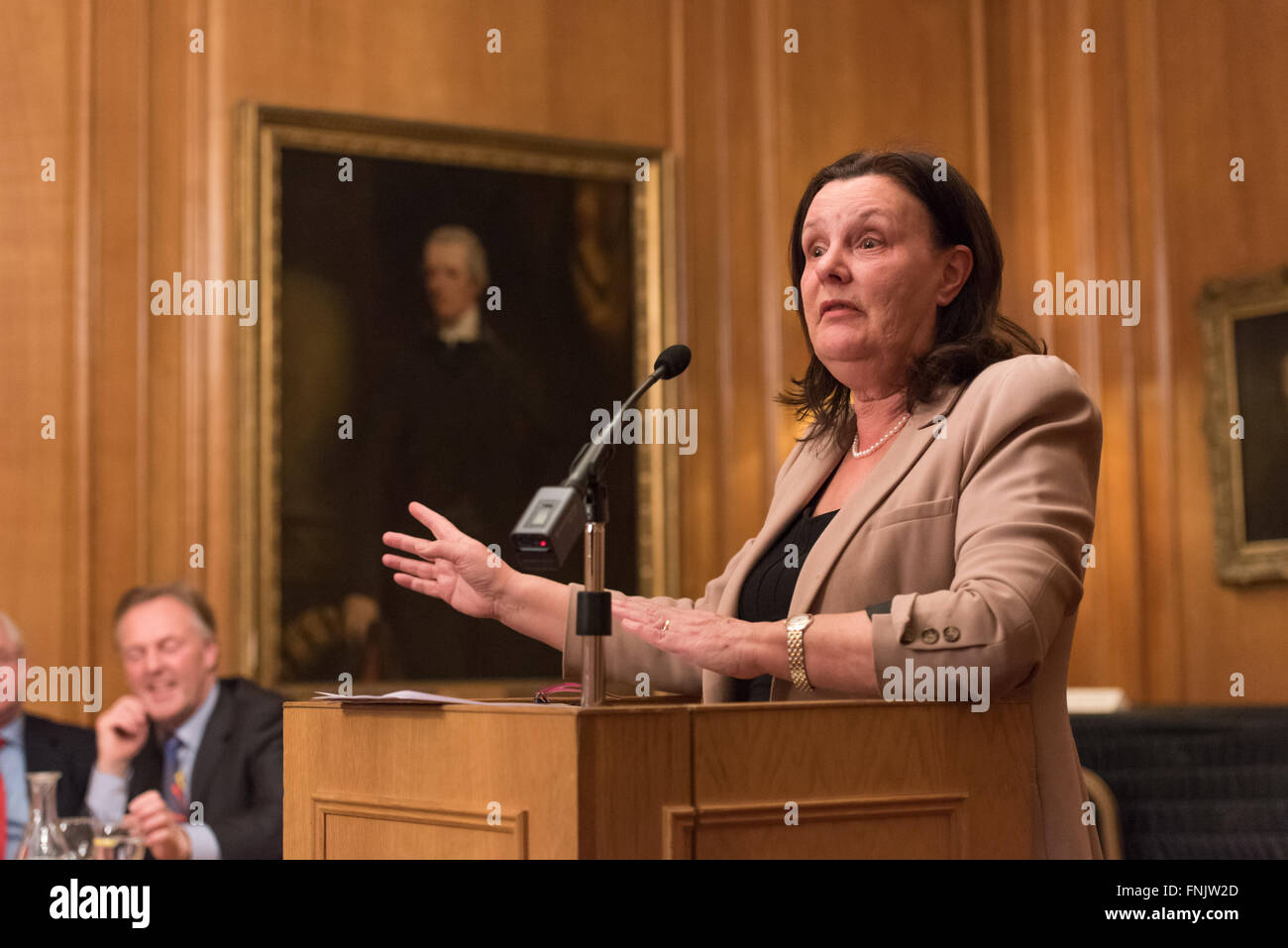 London, UK. 15. März 2016. Dame Sally Coates die National Education Trust der 10. jährlichen Vortrag im Inner Temple in London. Ihr Thema war Schulverbesserung aber auch sprach sie über ihre Überprüfung der Gefängnis-Bildung, im Auftrag von Lord Chancellor, Michael Gove, die voraussichtlich bald melden. Sie sagte, dass Premierminister David Cameron gesagt hatte, er würde alle ihre Empfehlungen akzeptieren. © Gary Eason/Alamy Live News Bildnachweis: Gary Eason/Alamy Live-Nachrichten Stockfoto