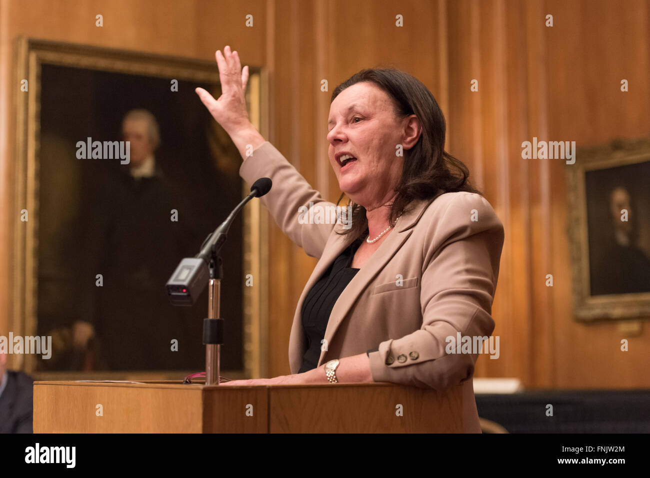 London, UK. 15. März 2016. Dame Sally Coates die National Education Trust der 10. jährlichen Vortrag im Inner Temple in London. Ihr Thema war Schulverbesserung aber auch sprach sie über ihre Überprüfung der Gefängnis-Bildung, im Auftrag von Lord Chancellor, Michael Gove, die voraussichtlich bald melden. Sie sagte, dass Premierminister David Cameron gesagt hatte, er würde alle ihre Empfehlungen akzeptieren. © Gary Eason/Alamy Live News Bildnachweis: Gary Eason/Alamy Live-Nachrichten Stockfoto
