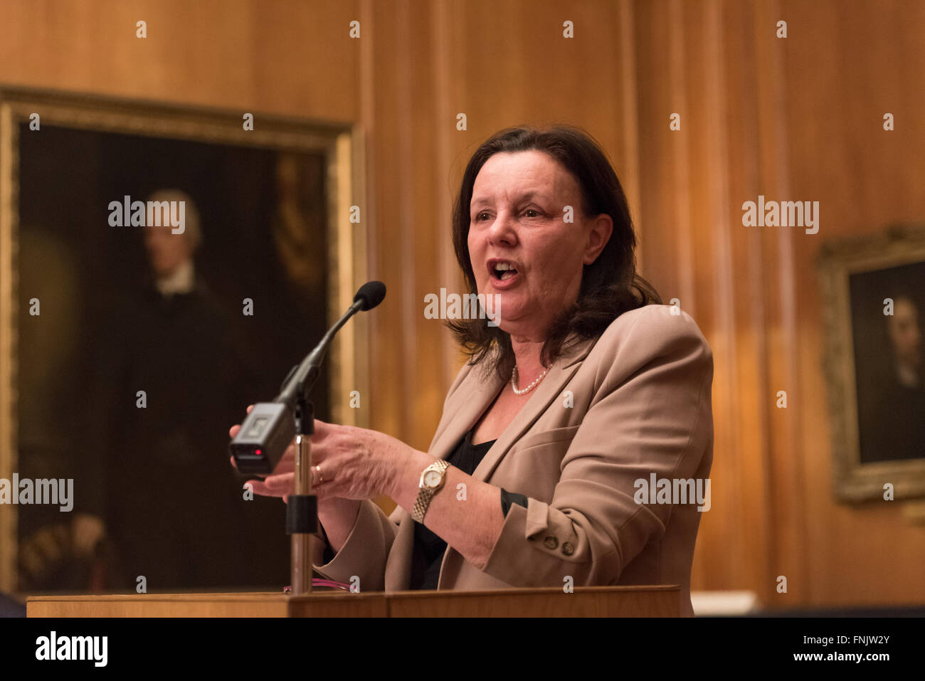 London, UK. 15. März 2016. Dame Sally Coates die National Education Trust der 10. jährlichen Vortrag im Inner Temple in London. Ihr Thema war Schulverbesserung aber auch sprach sie über ihre Überprüfung der Gefängnis-Bildung, im Auftrag von Lord Chancellor, Michael Gove, die voraussichtlich bald melden. Sie sagte, dass Premierminister David Cameron gesagt hatte, er würde alle ihre Empfehlungen akzeptieren. © Gary Eason/Alamy Live News Bildnachweis: Gary Eason/Alamy Live-Nachrichten Stockfoto