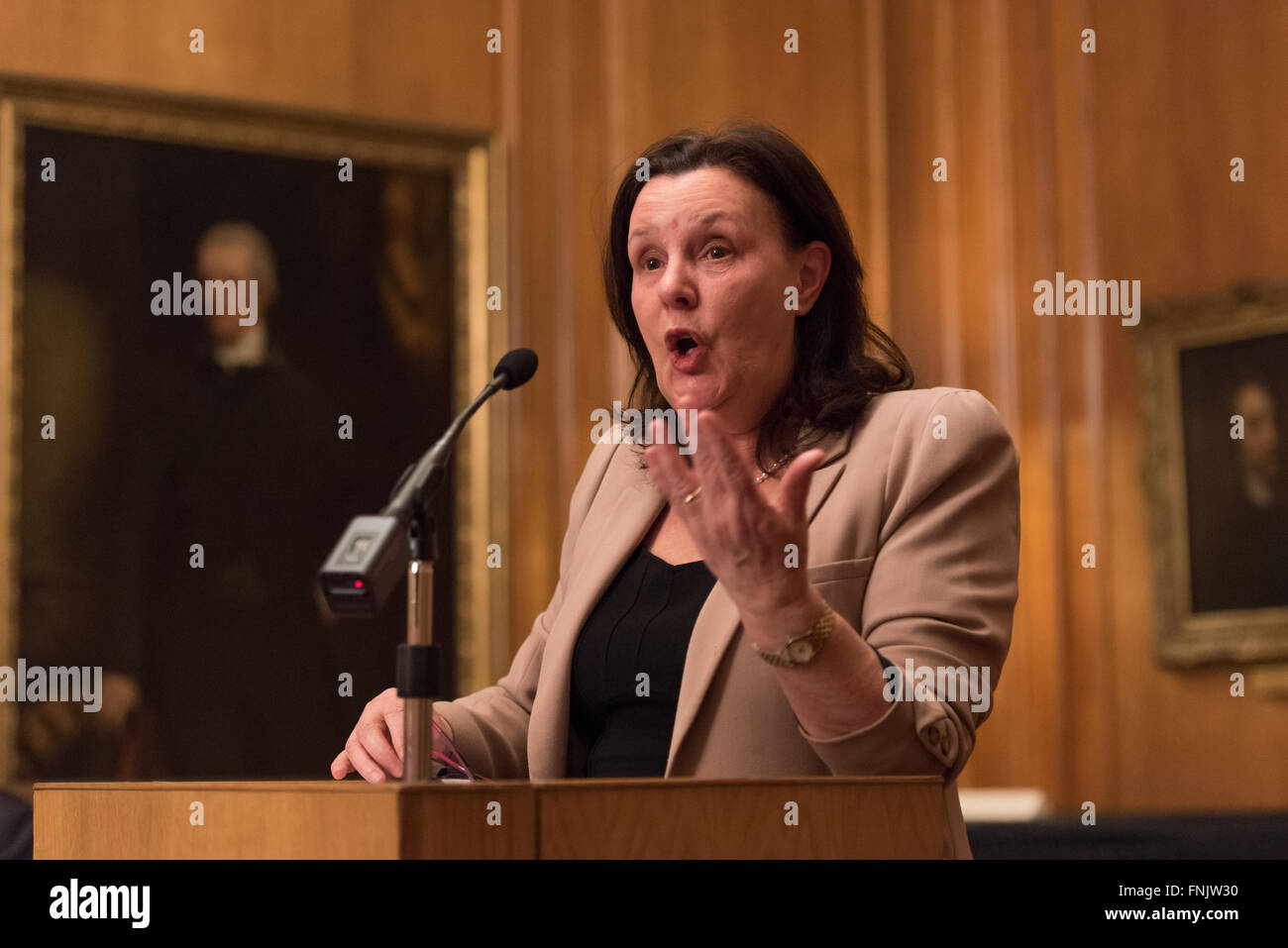 London, UK. 15. März 2016. Dame Sally Coates die National Education Trust der 10. jährlichen Vortrag im Inner Temple in London. Ihr Thema war Schulverbesserung aber auch sprach sie über ihre Überprüfung der Gefängnis-Bildung, im Auftrag von Lord Chancellor, Michael Gove, die voraussichtlich bald melden. Sie sagte, dass Premierminister David Cameron gesagt hatte, er würde alle ihre Empfehlungen akzeptieren. © Gary Eason/Alamy Live News Bildnachweis: Gary Eason/Alamy Live-Nachrichten Stockfoto