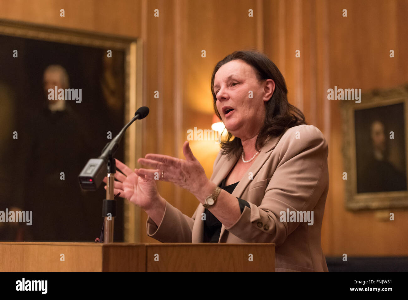 London, UK. 15. März 2016. Dame Sally Coates die National Education Trust der 10. jährlichen Vortrag im Inner Temple in London. Ihr Thema war Schulverbesserung aber auch sprach sie über ihre Überprüfung der Gefängnis-Bildung, im Auftrag von Lord Chancellor, Michael Gove, die voraussichtlich bald melden. Sie sagte, dass Premierminister David Cameron gesagt hatte, er würde alle ihre Empfehlungen akzeptieren. © Gary Eason/Alamy Live News Bildnachweis: Gary Eason/Alamy Live-Nachrichten Stockfoto