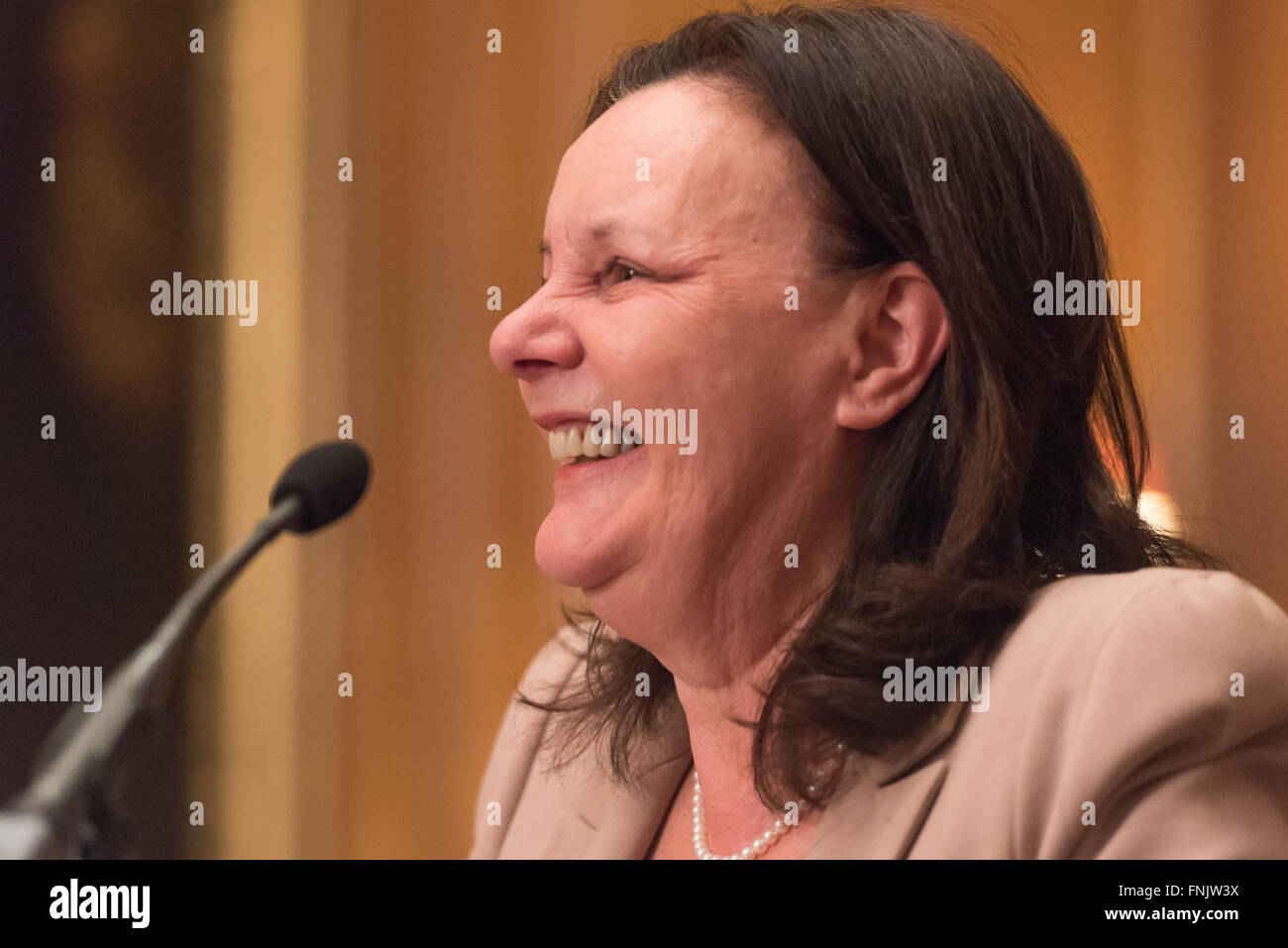 London, 15. März 2016: Dame Sally Coates die National Education Trust der 10. jährlichen Vortrag im Inner Temple in London. Ihr Thema war Schulverbesserung aber auch sprach sie über ihre Überprüfung der Gefängnis-Bildung, im Auftrag von Lord Chancellor, Michael Gove, die voraussichtlich bald melden. Sie sagte, dass Premierminister David Cameron gesagt hatte, er würde alle ihre Empfehlungen akzeptieren. Bildnachweis: Gary Eason/Alamy Live-Nachrichten Stockfoto