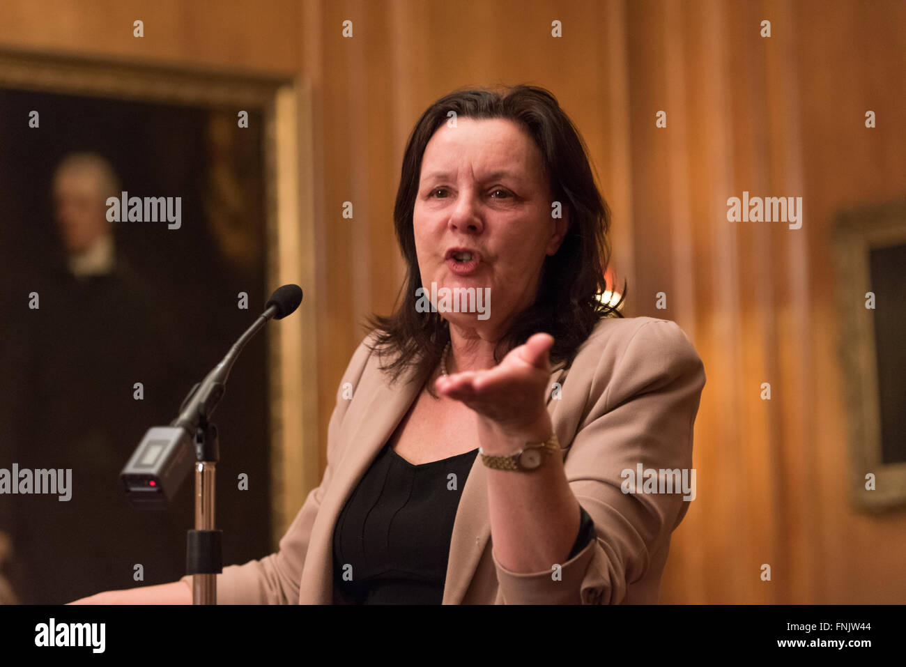 London, 15. März 2016: Dame Sally Coates die National Education Trust der 10. jährlichen Vortrag im Inner Temple in London. Ihr Thema war Schulverbesserung aber auch sprach sie über ihre Überprüfung der Gefängnis-Bildung, im Auftrag von Lord Chancellor, Michael Gove, die voraussichtlich bald melden. Sie sagte, dass Premierminister David Cameron gesagt hatte, er würde alle ihre Empfehlungen akzeptieren. Stockfoto