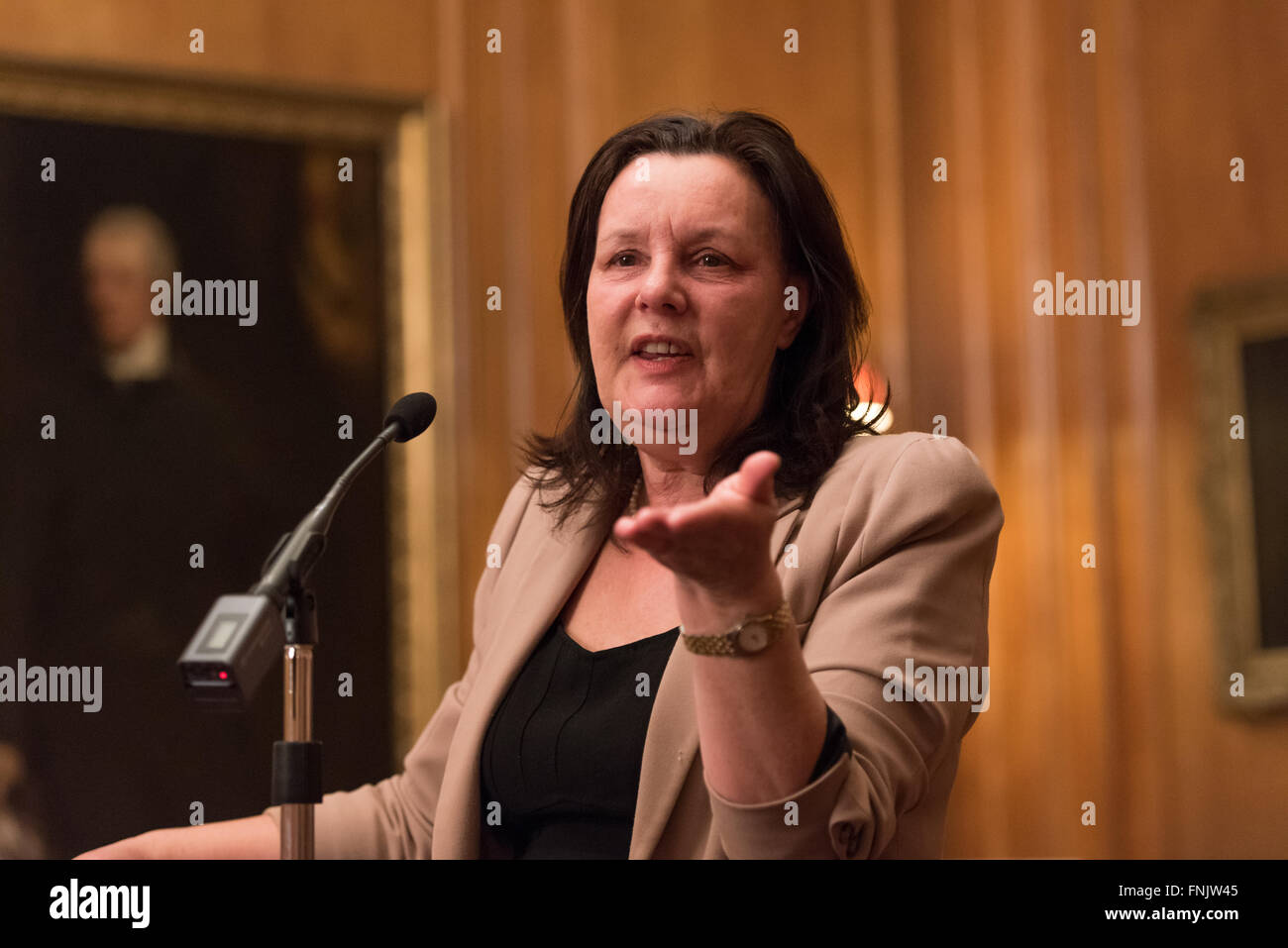 London, 15. März 2016: Dame Sally Coates die National Education Trust der 10. jährlichen Vortrag im Inner Temple in London. Ihr Thema war Schulverbesserung aber auch sprach sie über ihre Überprüfung der Gefängnis-Bildung, im Auftrag von Lord Chancellor, Michael Gove, die voraussichtlich bald melden. Sie sagte, dass Premierminister David Cameron gesagt hatte, er würde alle ihre Empfehlungen akzeptieren. Stockfoto