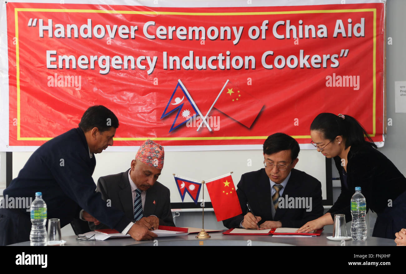 Kathmandu, Nepal. 16. März 2016. Chinesischer Botschafter in Nepal Wu Chuntai (2. R) und Sekretär des nepalesischen Ministerium der liefern Shreedhar Summer (2. L) Dokumente während der Übergabezeremonie von Induktionsherden in Singhadurbar, Kathmandu, Nepal, 16. März 2016 unterschreiben. China am Mittwoch zur Verfügung gestellt 10.000 Sätze von Induktionsherden nach Nepal als Unterstützung zu gewähren. Die Hilfe wurde durch die chinesische Regierung zu einem Zeitpunkt bekannt, als das Erdbeben verwüsteten Nepal unter akuter Mangel an Erdölerzeugnissen Kokons und Gas zum Kochen. © Sunil Sharma/Xinhua/Alamy Live-Nachrichten Stockfoto