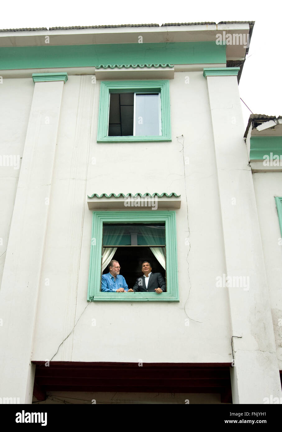 Peter Greenberg und Präsident Correa im Fenster Correa es Elternhaus in Guayaquil während der Dreharbeiten von Ecuador: The Royal Tour. Stockfoto