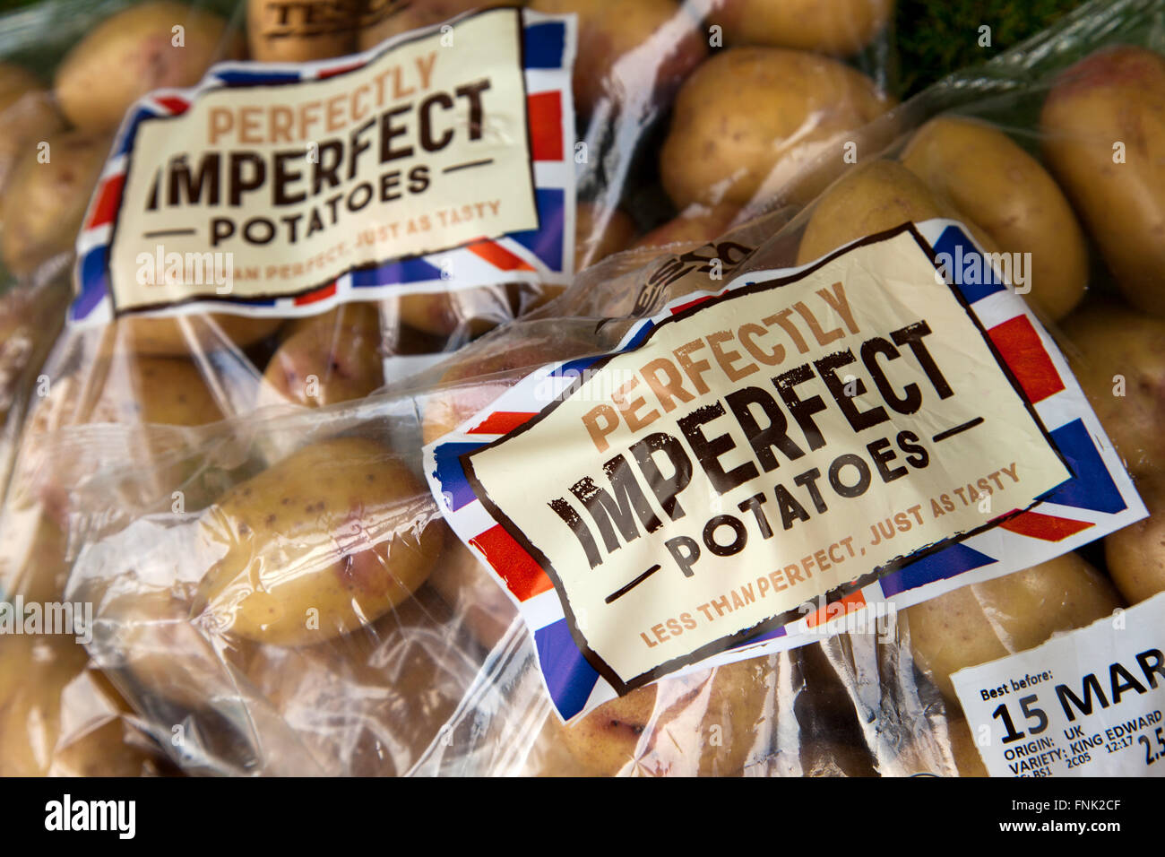 Tesco Supermarkt perfekt unperfekt Kartoffeln verkauft in Großbritannien. Stockfoto