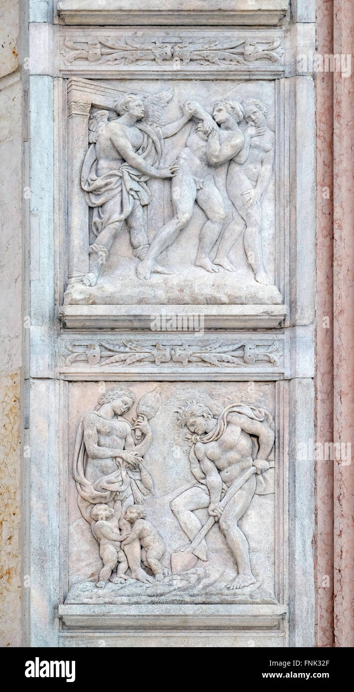 Vertreibung aus dem Paradies, Adam und Eva nach unten, auf die zentrale Tür der Basilika San Petronio in Bologna, Italien Stockfoto