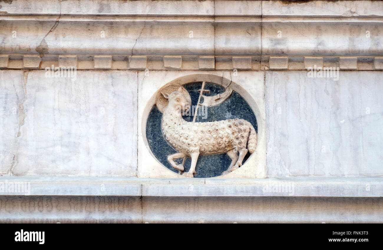 Agnus Dei tragen ein Christ kennzeichnen, Portal der Cattedrale di Santa Maria del Fiore, Florenz, Italien Stockfoto