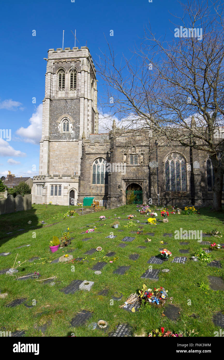 St.-Martins Kirche Zentrum in Liskeard, Cornwall, England.  Feuerbestattung Gedenken Plaketten. Stockfoto