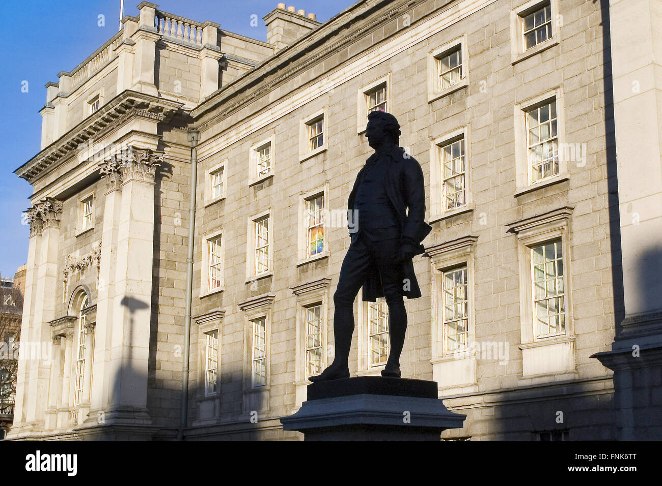Die Statue außerhalb der Universität Trinity College in Dublin City