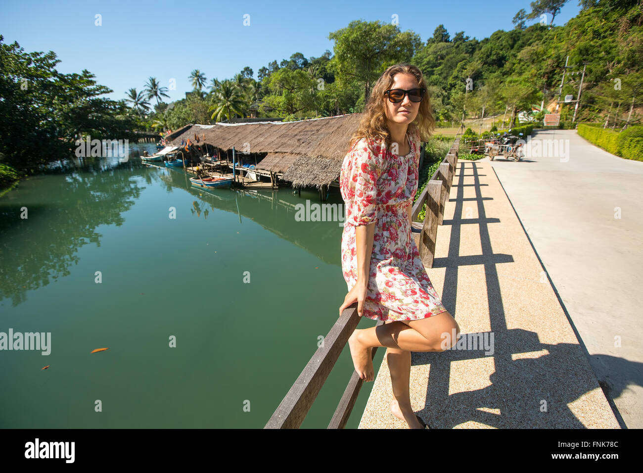 Junge Frau auf der Straße in einem asiatischen Dorf. Reise. Stockfoto