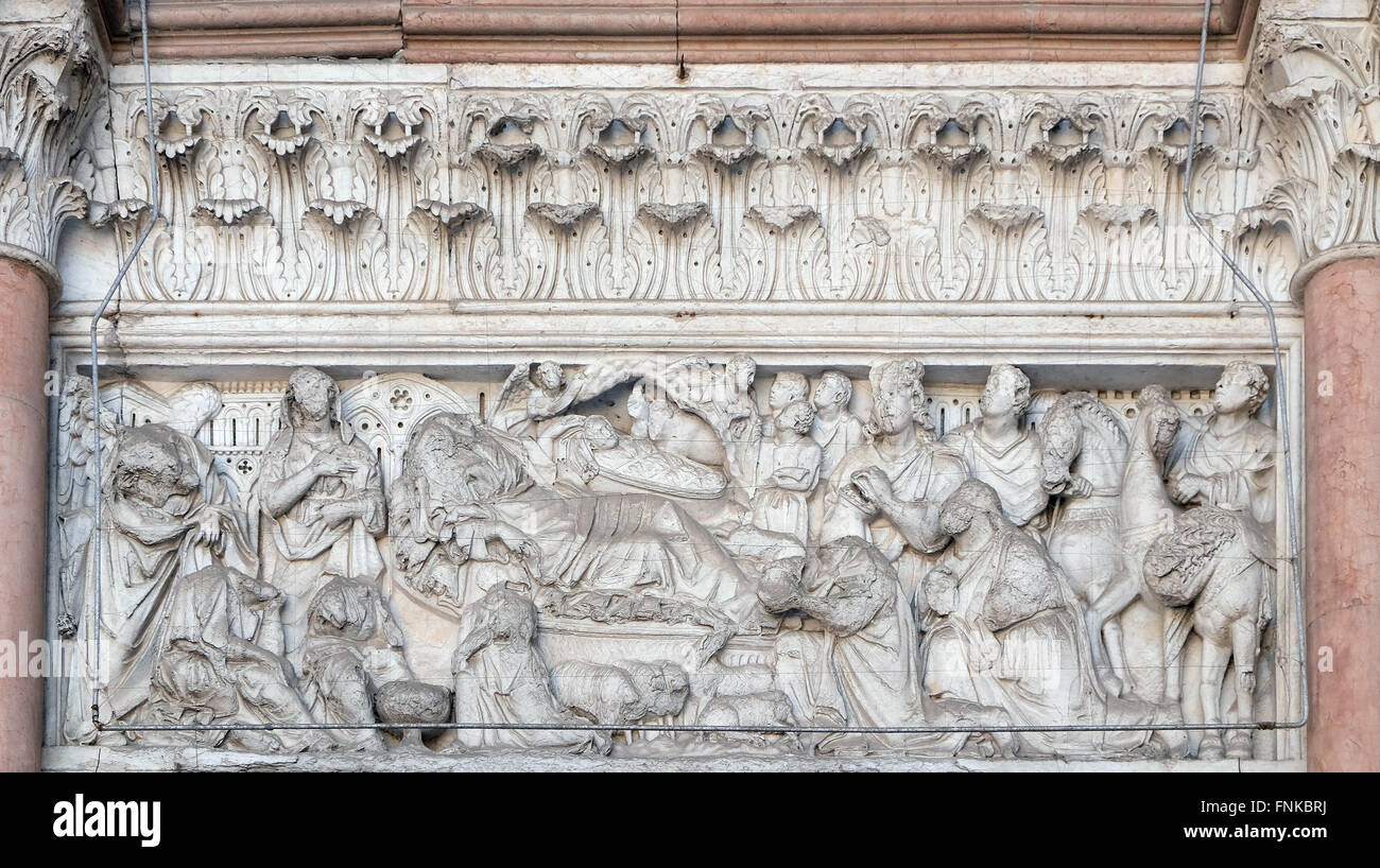 Verkündigung, Geburt Christi und Anbetung der Könige, Lünette über dem Portal der Kathedrale von St. Martin in Lucca, Italien Stockfoto