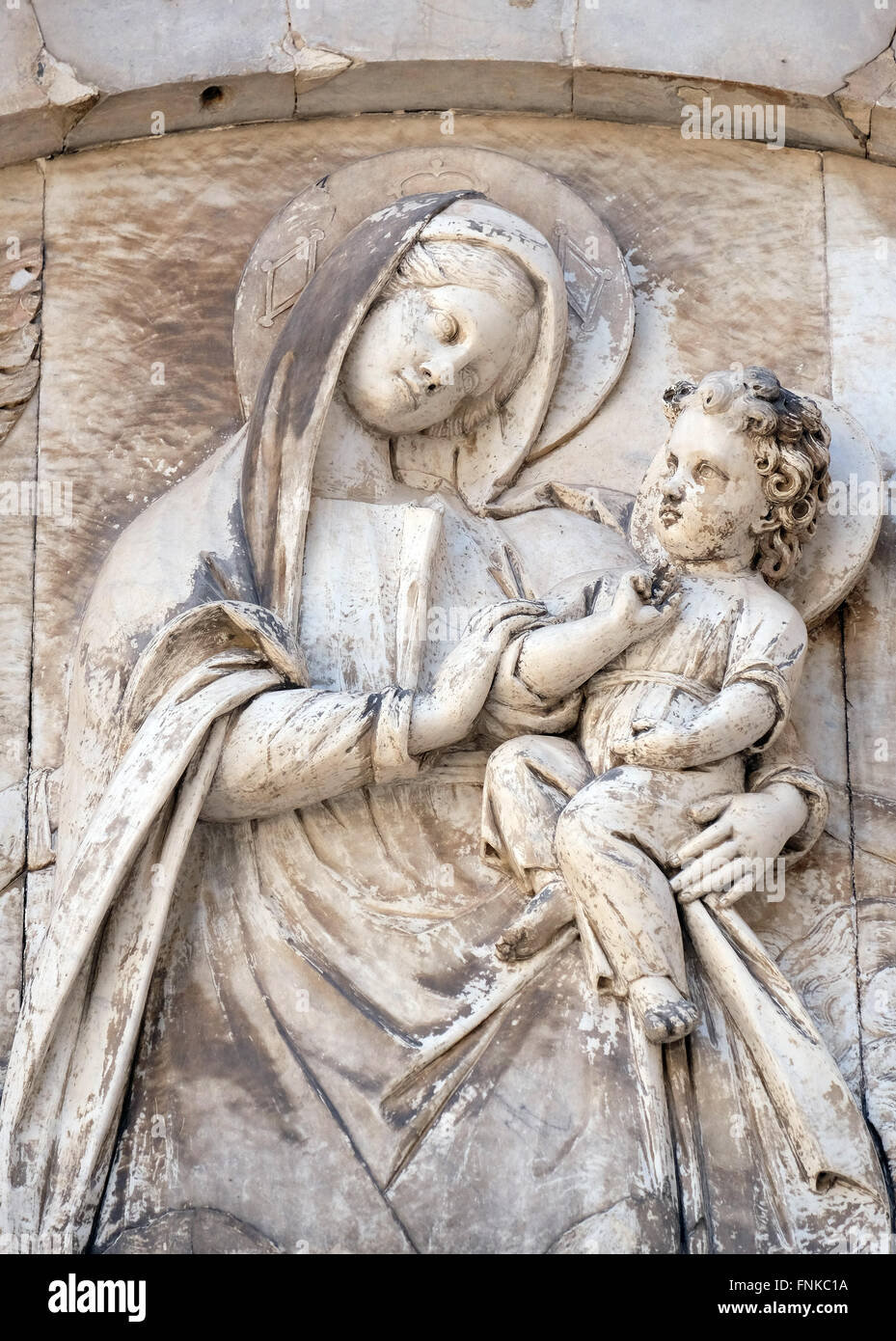 Flachrelief aus der Jungfrau Maria mit dem Jesuskind, Kathedrale von s. Martino in Lucca, Italien Stockfoto