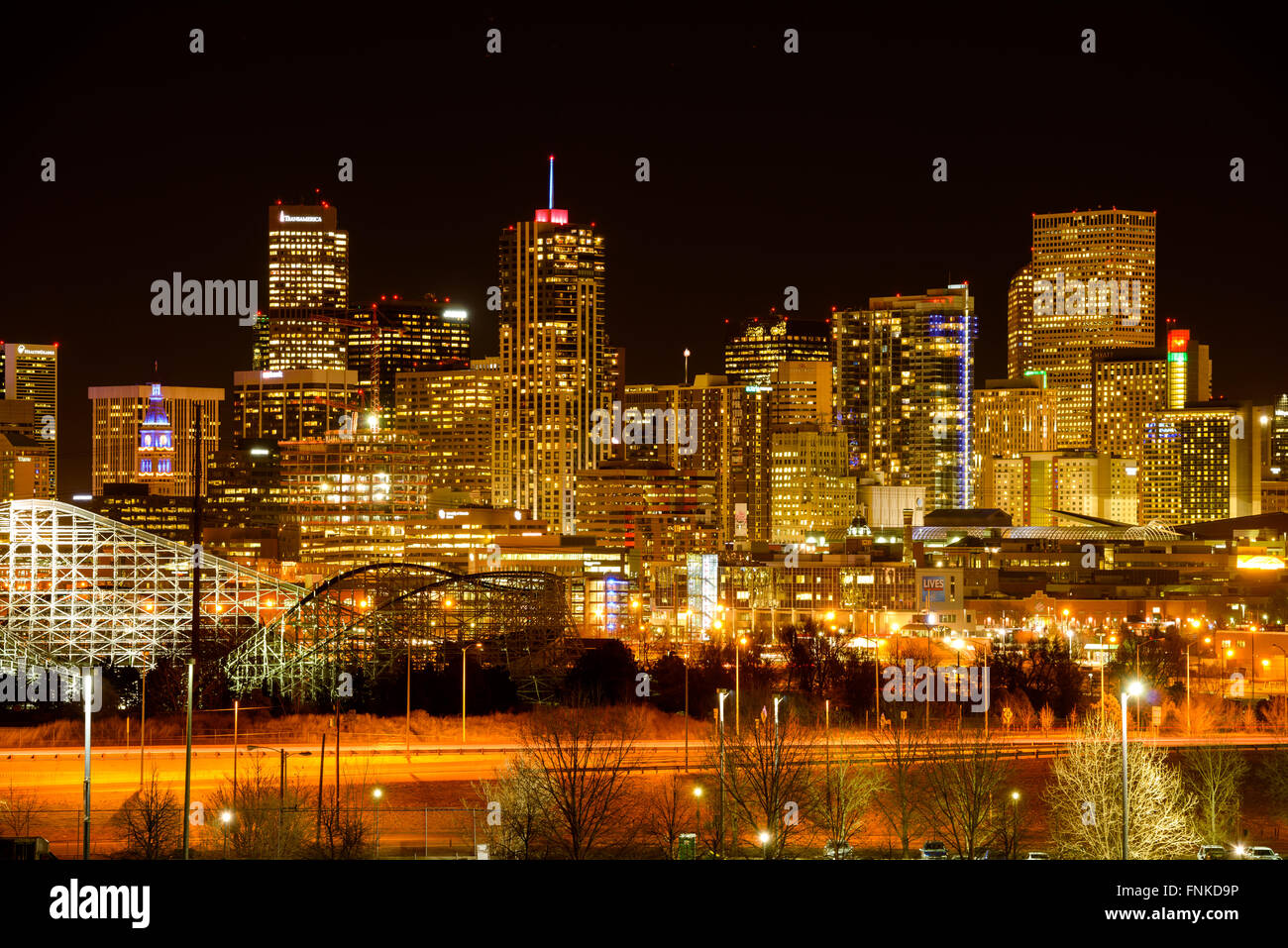 Denver, Colorado, USA - 9. Dezember 2015: Ein Panoramablick Nachtansicht auf bunten Dezember Skyline von Downtown Denver Südwestseite Stockfoto