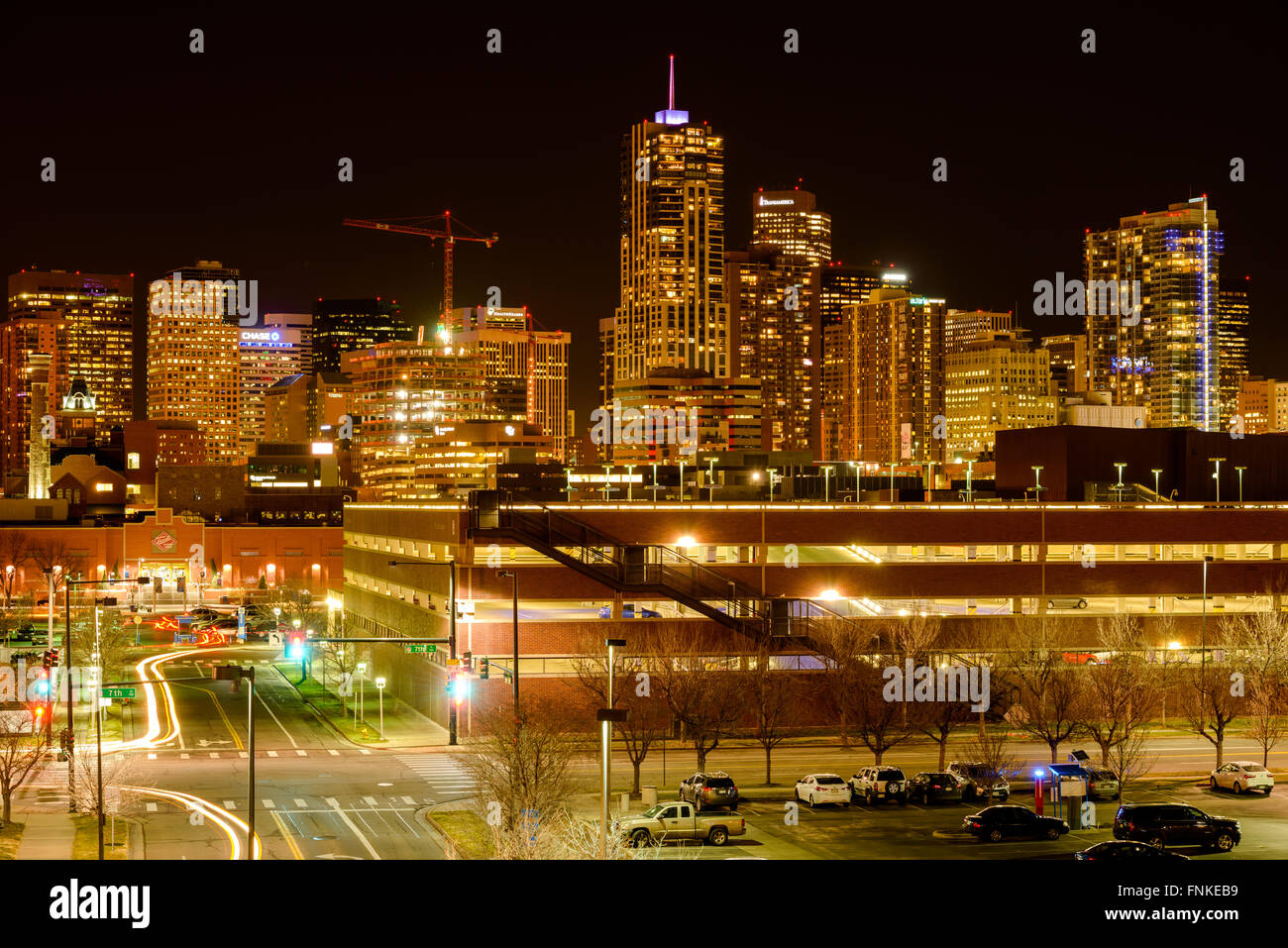 Denver, Colorado, USA - 9. Dezember 2015: Eine Nacht Blick auf glitzernde Wolkenkratzer und helle Straßen von Downtown Denver. Stockfoto
