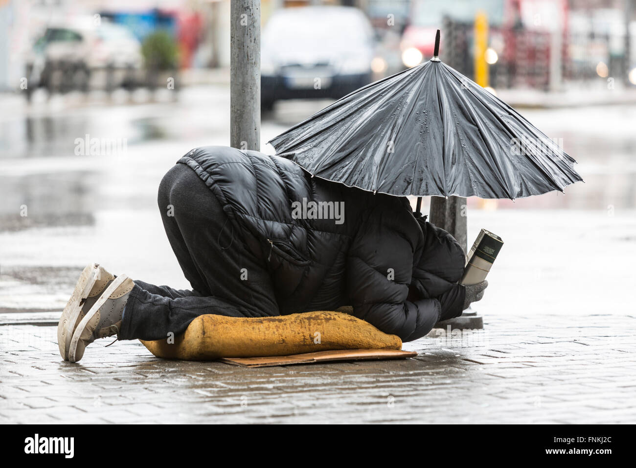 Obdachlose Bettler betteln Holding-Dach im Regen an einer Hauptstraße in Sofia. Bulgarien ist eines der ärmsten Länder in E Stockfoto