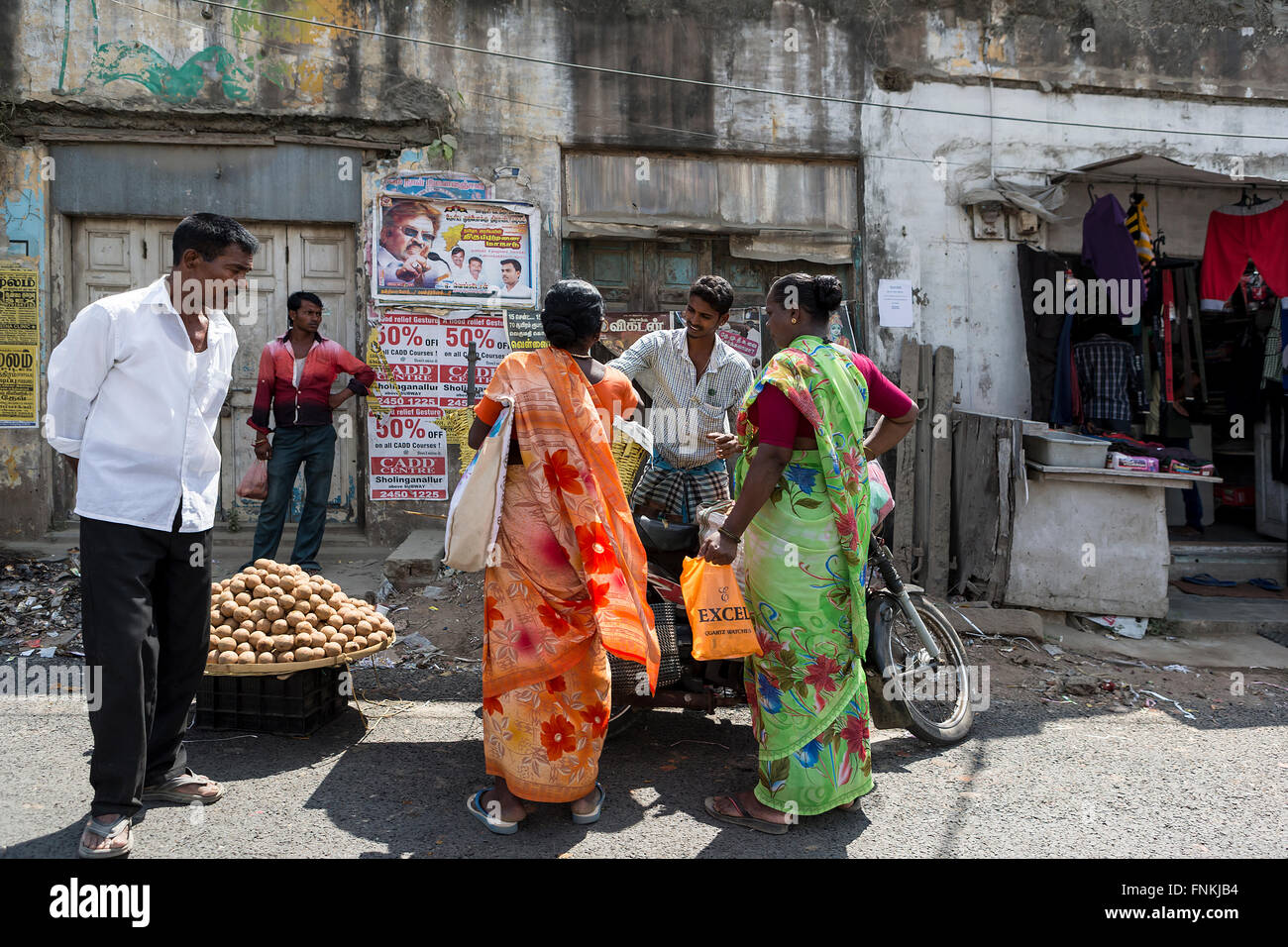 Gruppe von indischen Leute reden stehen am Straßenrand in Maduranthakam, Kancheepuram Bezirk von Tamil Nadu Stockfoto