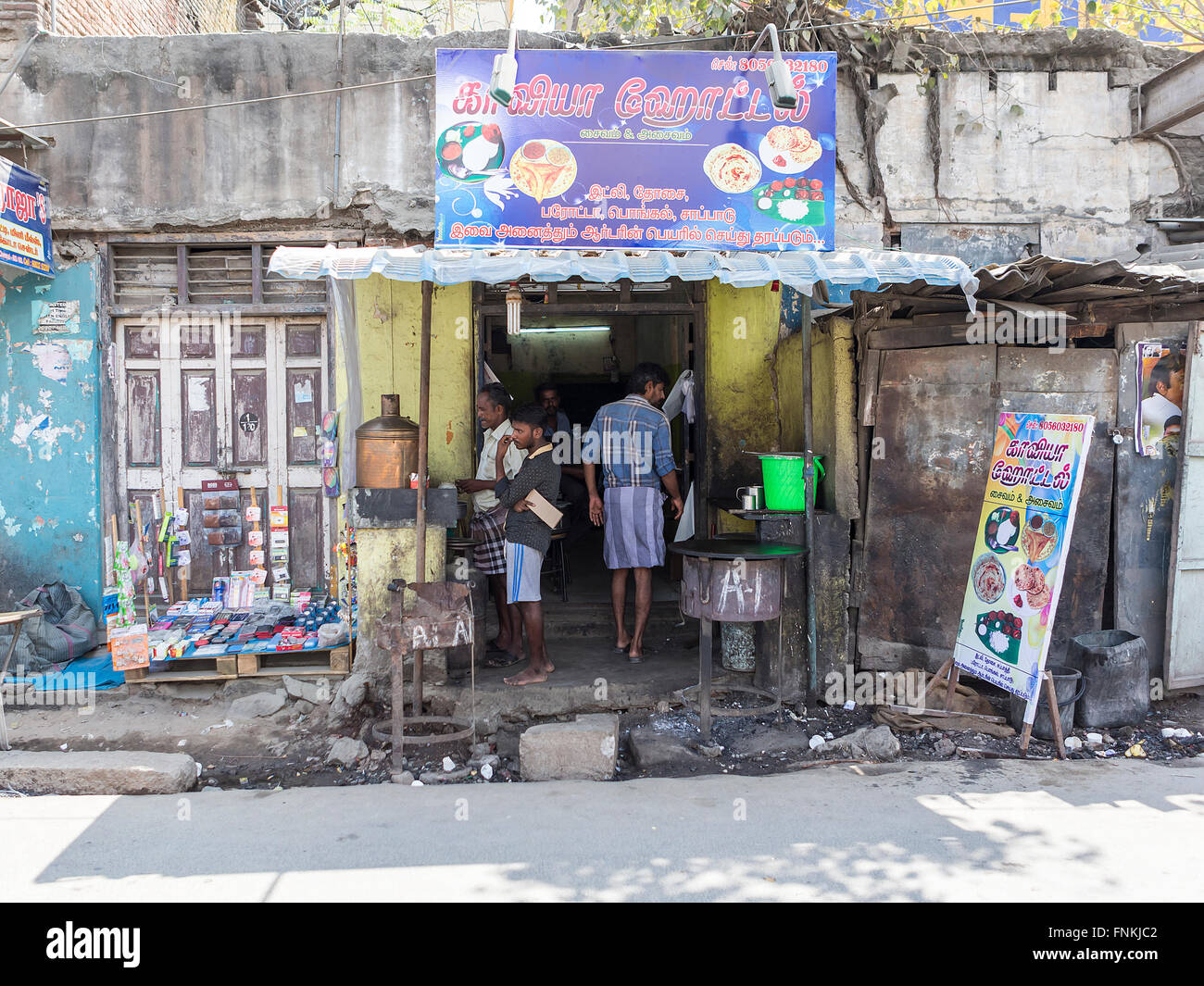 Gruppe des indischen Volkes in einem schmuddeligen Café am Straßenrand in Maduranthakam, Kancheepuram Bezirk von Tamil Nadu Stockfoto