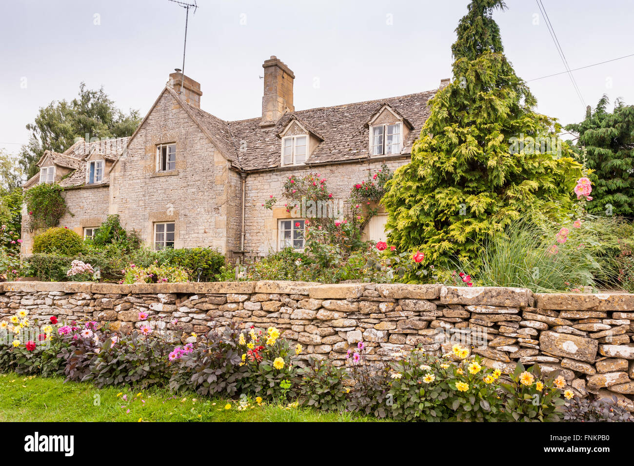 Eine schöne Cotswold-Hütte am Snowshill in Broadway, Worcestershire, England, Großbritannien, Uk Stockfoto