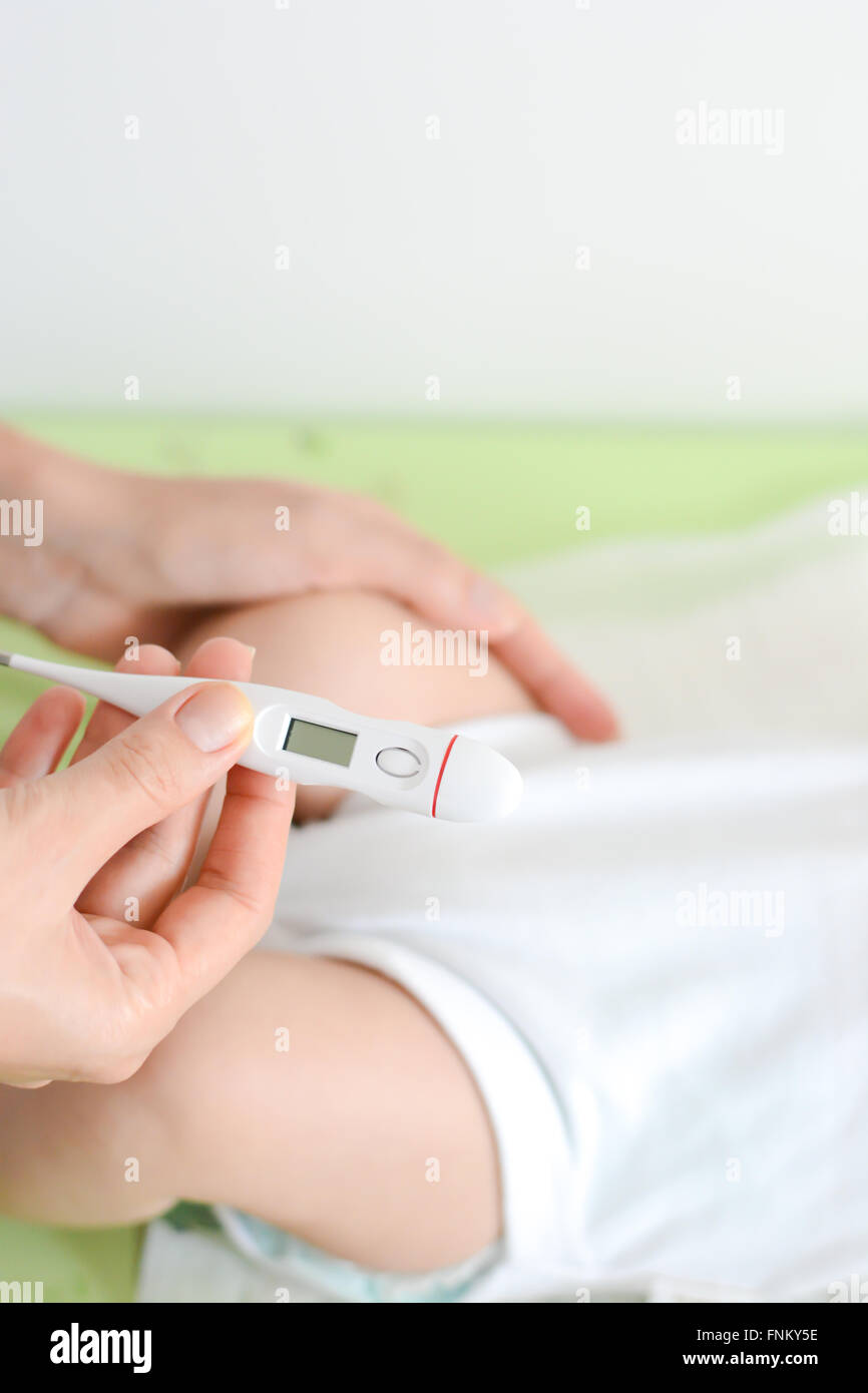 Baby Temperatur überprüfen kennzeichnet hohes Fieber auf thermometer Stockfoto