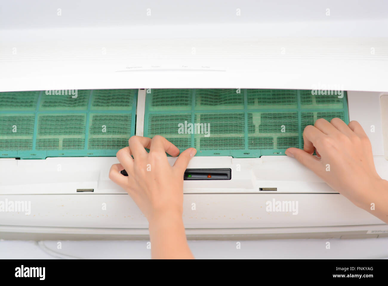 Ersetzen einer Klimaanlage Filter zu reinigen Staub und Bakterien zu verhindern Stockfoto