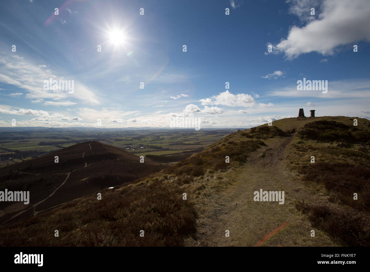 Scottish Borders, Schottland. Malerische Silhouette Blick auf Eildon Mitte Hill und Eildon Wester Berg. Stockfoto
