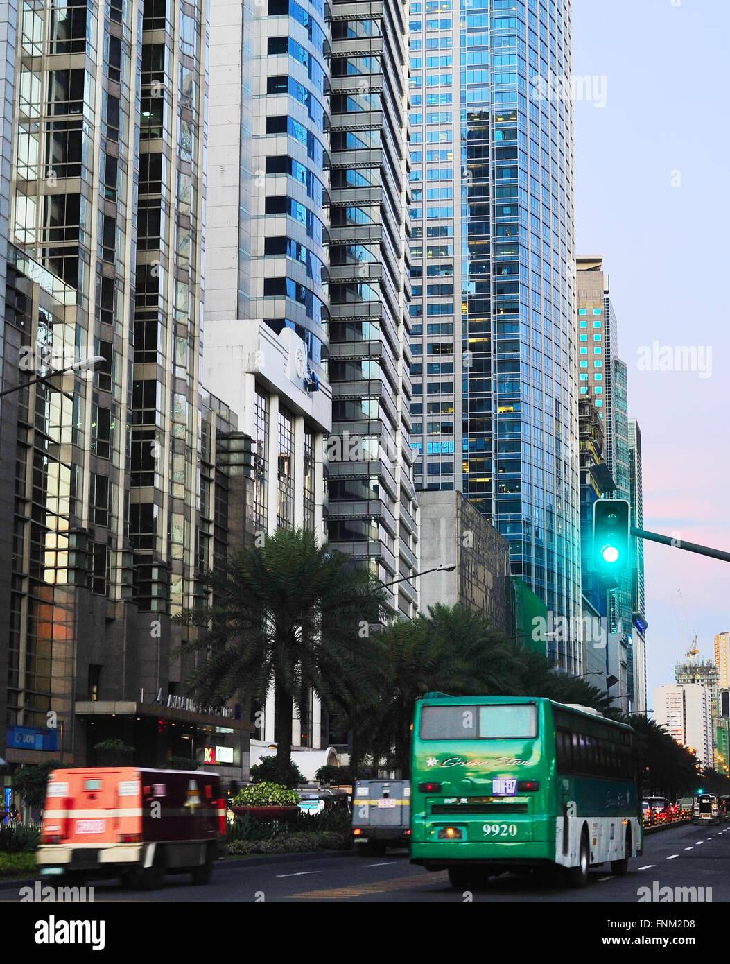 Verkehr auf einer Straße in Makati City in Metro Manila, Philippinen. Stockfoto