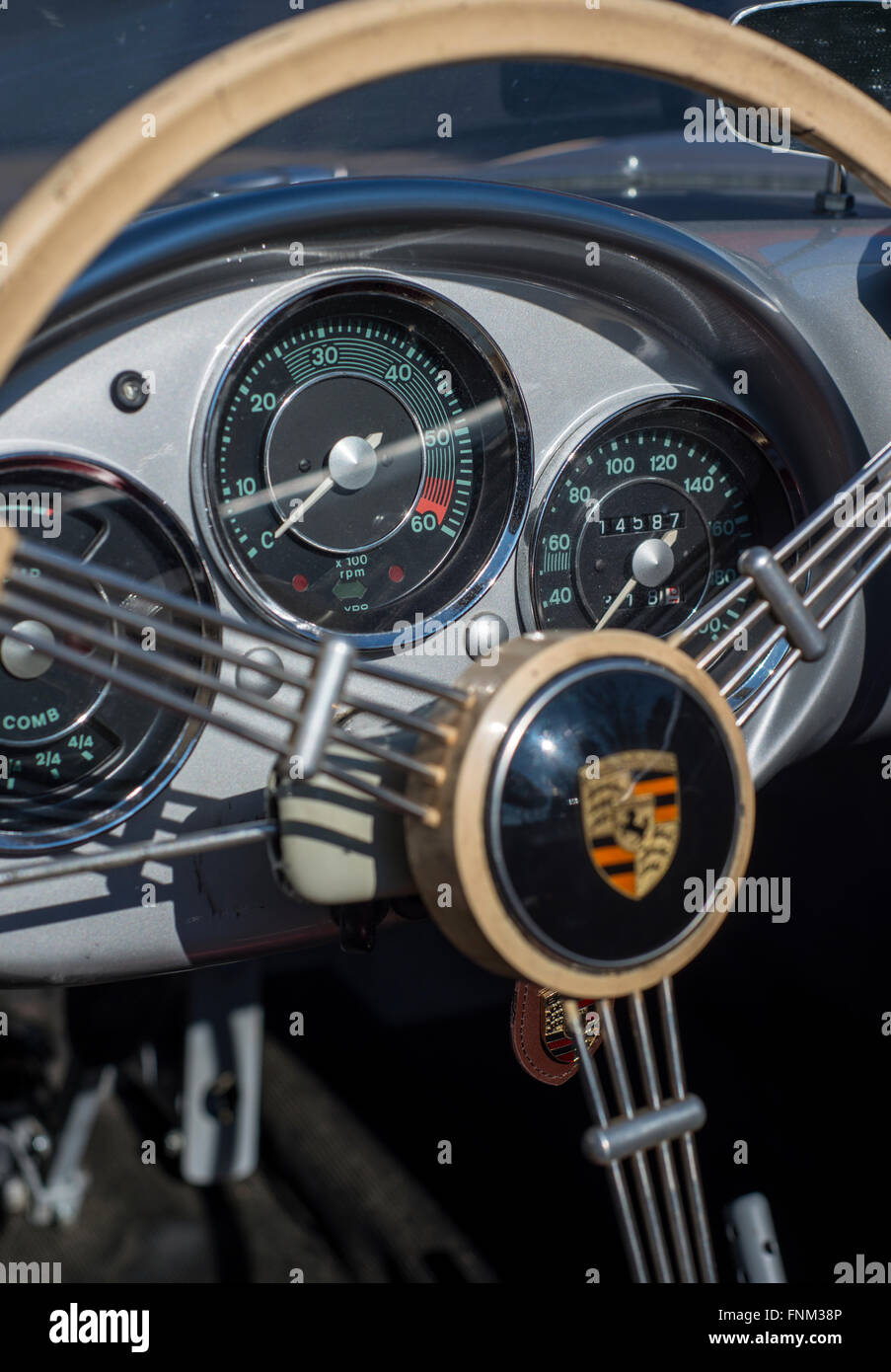 Lenkrad und Armaturenbrett eines Oldtimers Porsche 550 Spyder-Sport Stockfoto