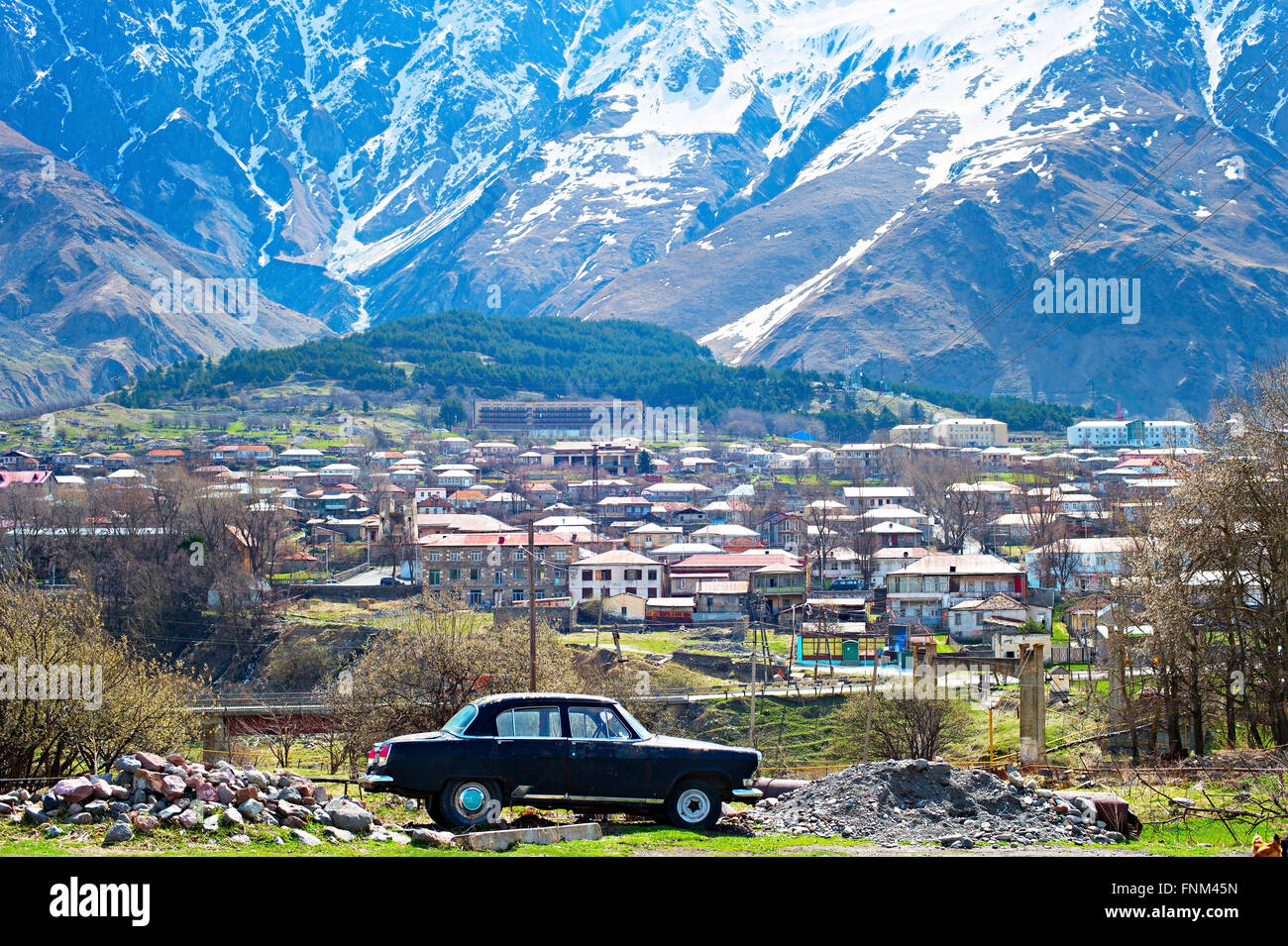 Kaukasus Bergdorf mit Retro-Auto im Vordergrund. Georgische Republik Stockfoto